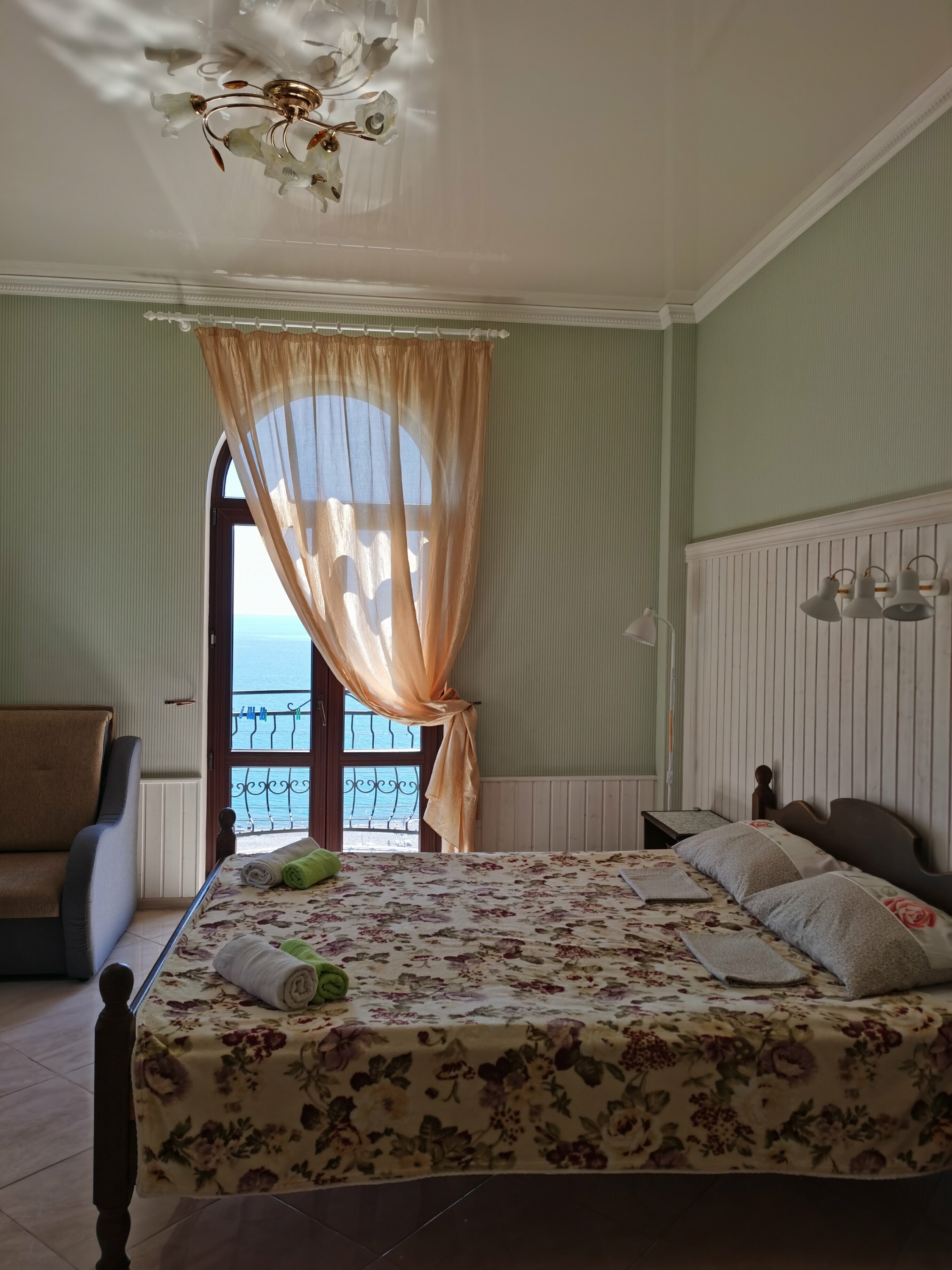 Трехместная комната с балконом с видом на море и собственной ванной комнатой