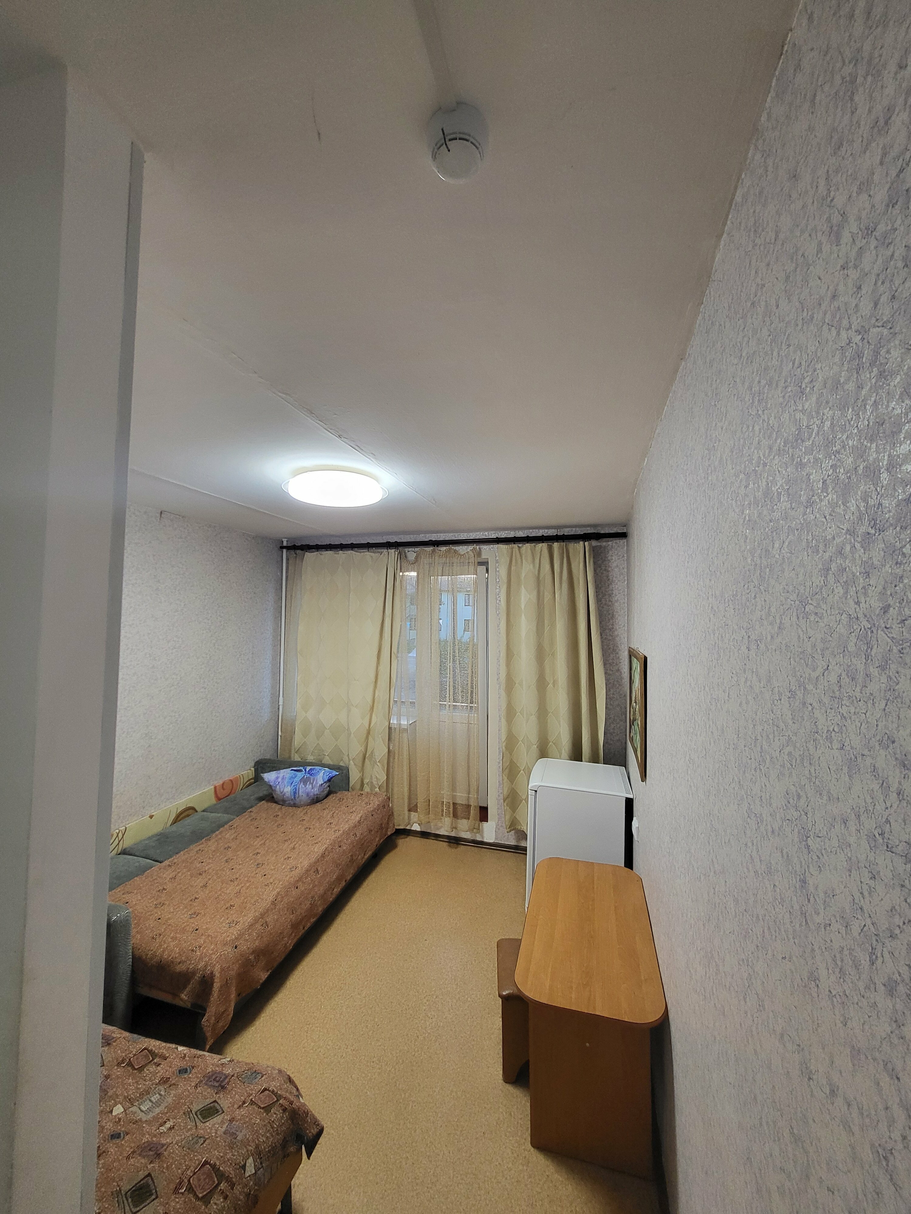 Небольшой двухместный номер с 2 отдельными кроватями