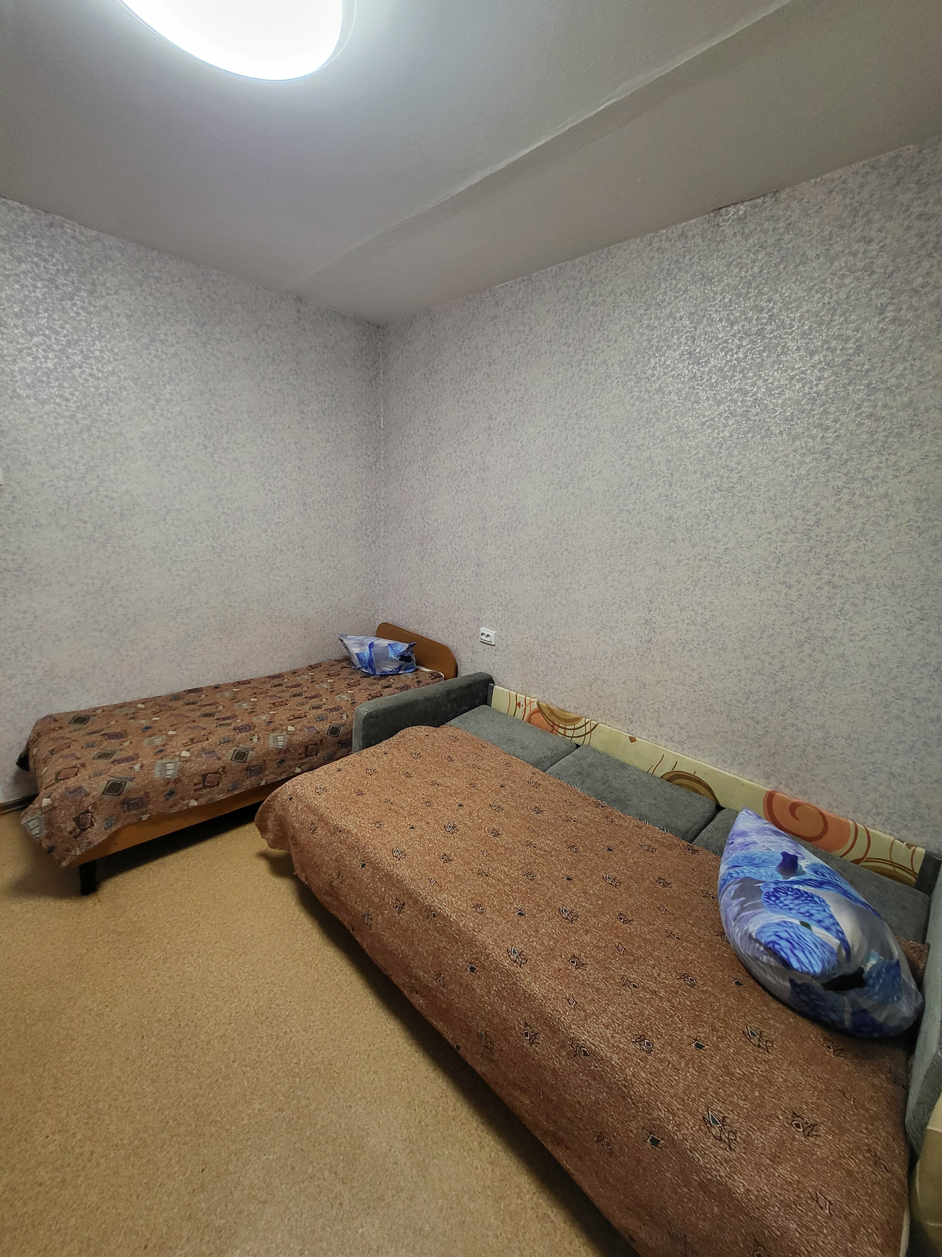 Небольшой двухместный номер с 2 отдельными кроватями