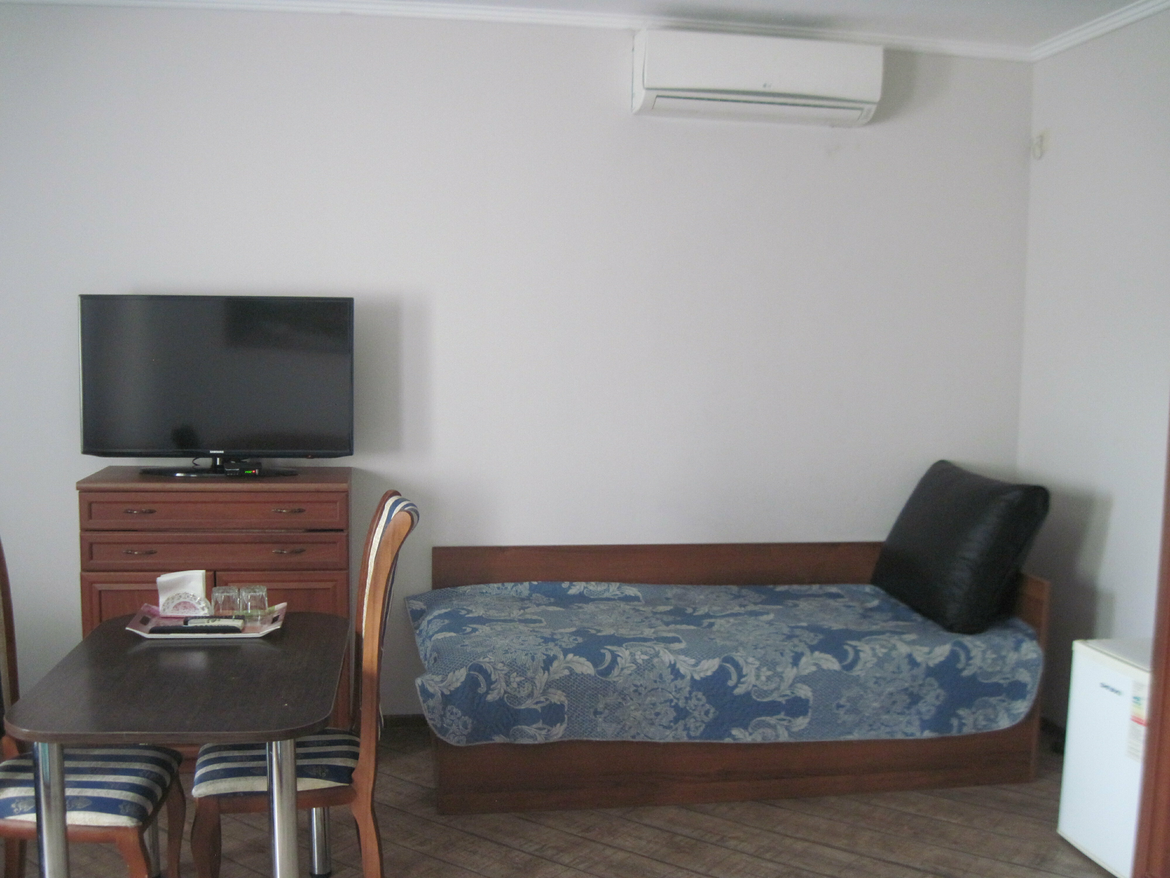 Номер-студия с кроватью размера "king-size" и диван-кроватью