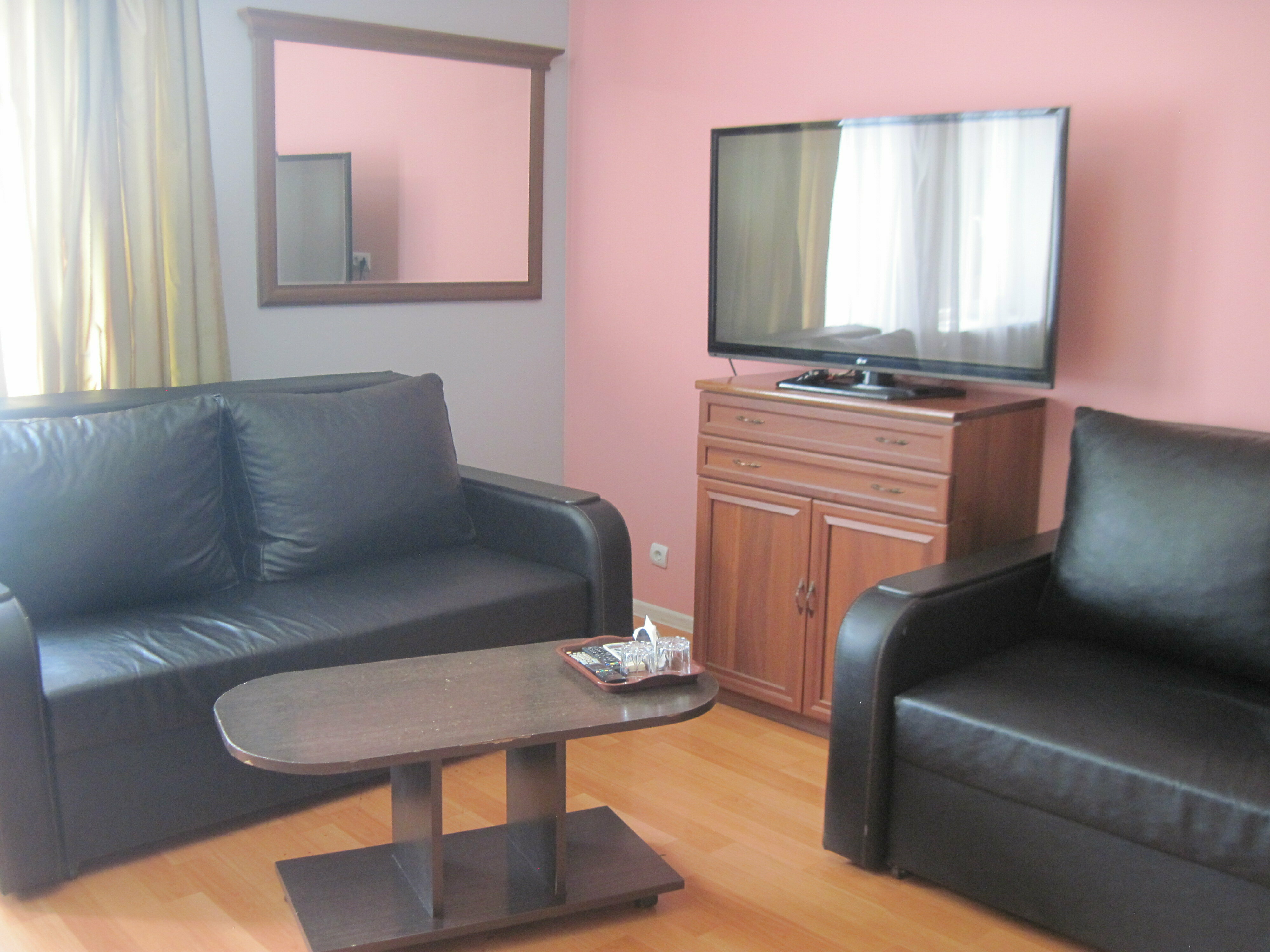 Номер-студия с кроватью размера "king-size" и диван-кроватью