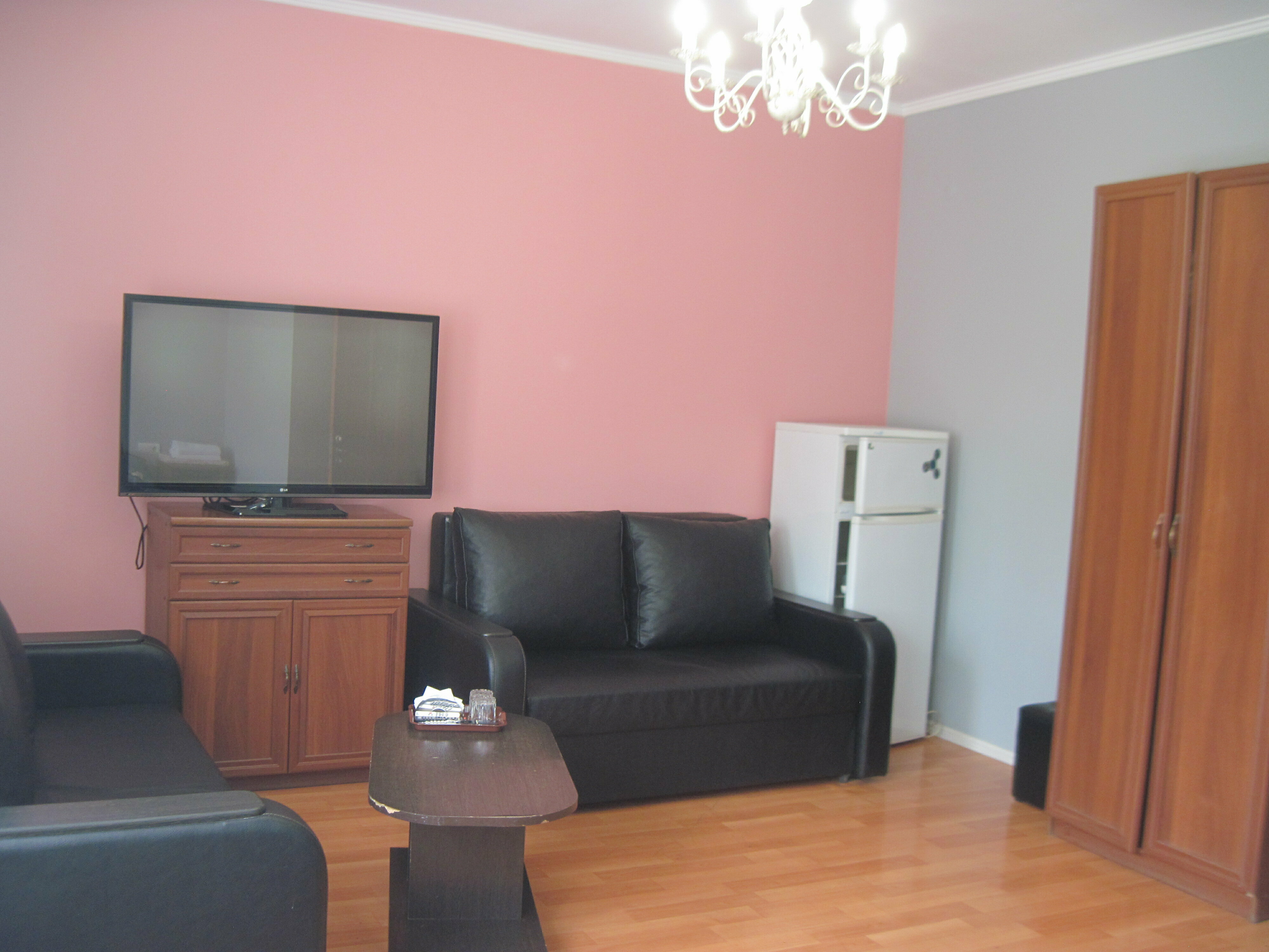 Номер-студия с кроватью размера "king-size" и диван-кроватью