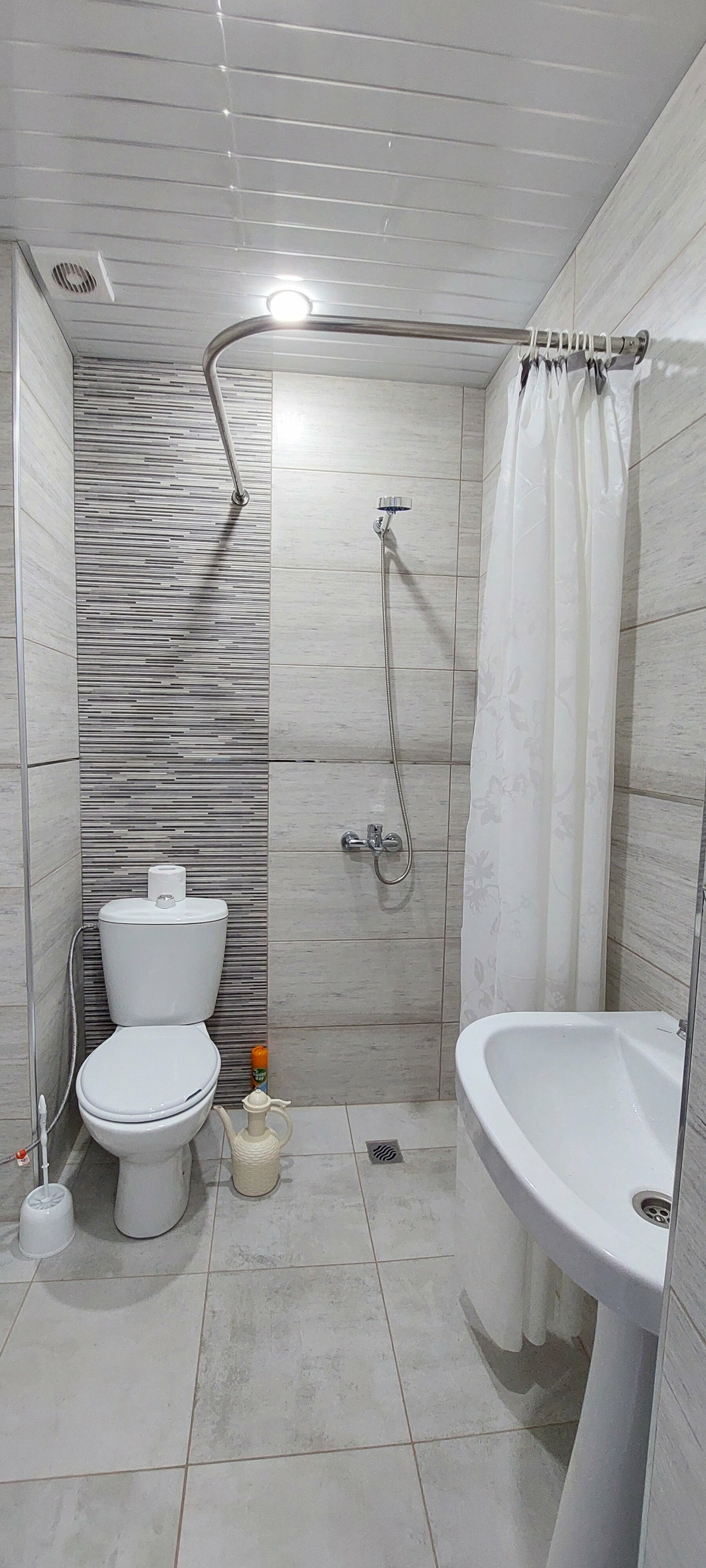 Трехместный номер с собственной ванной комнатой