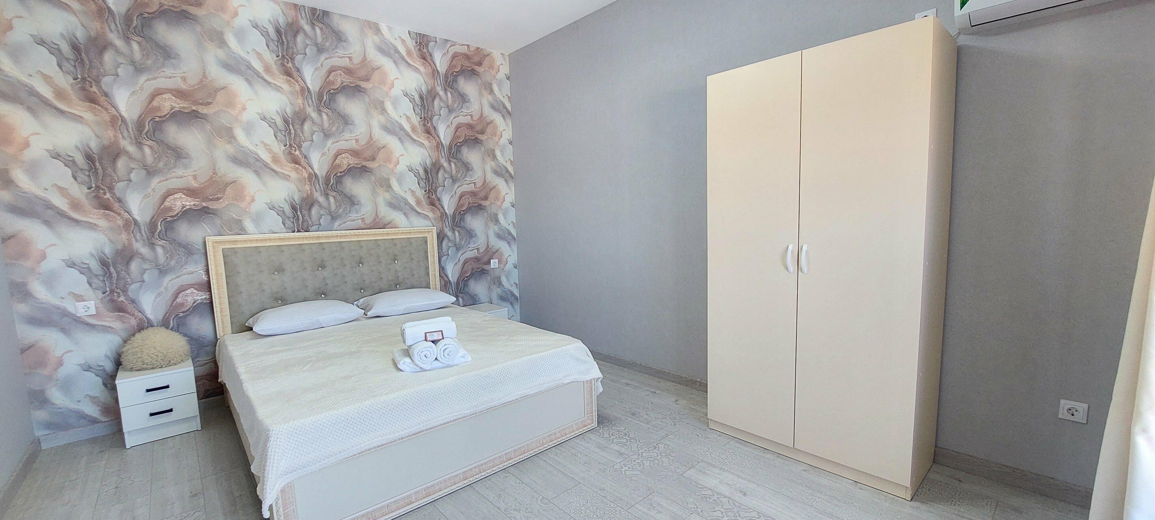 Семейный номер с боковым видом на море