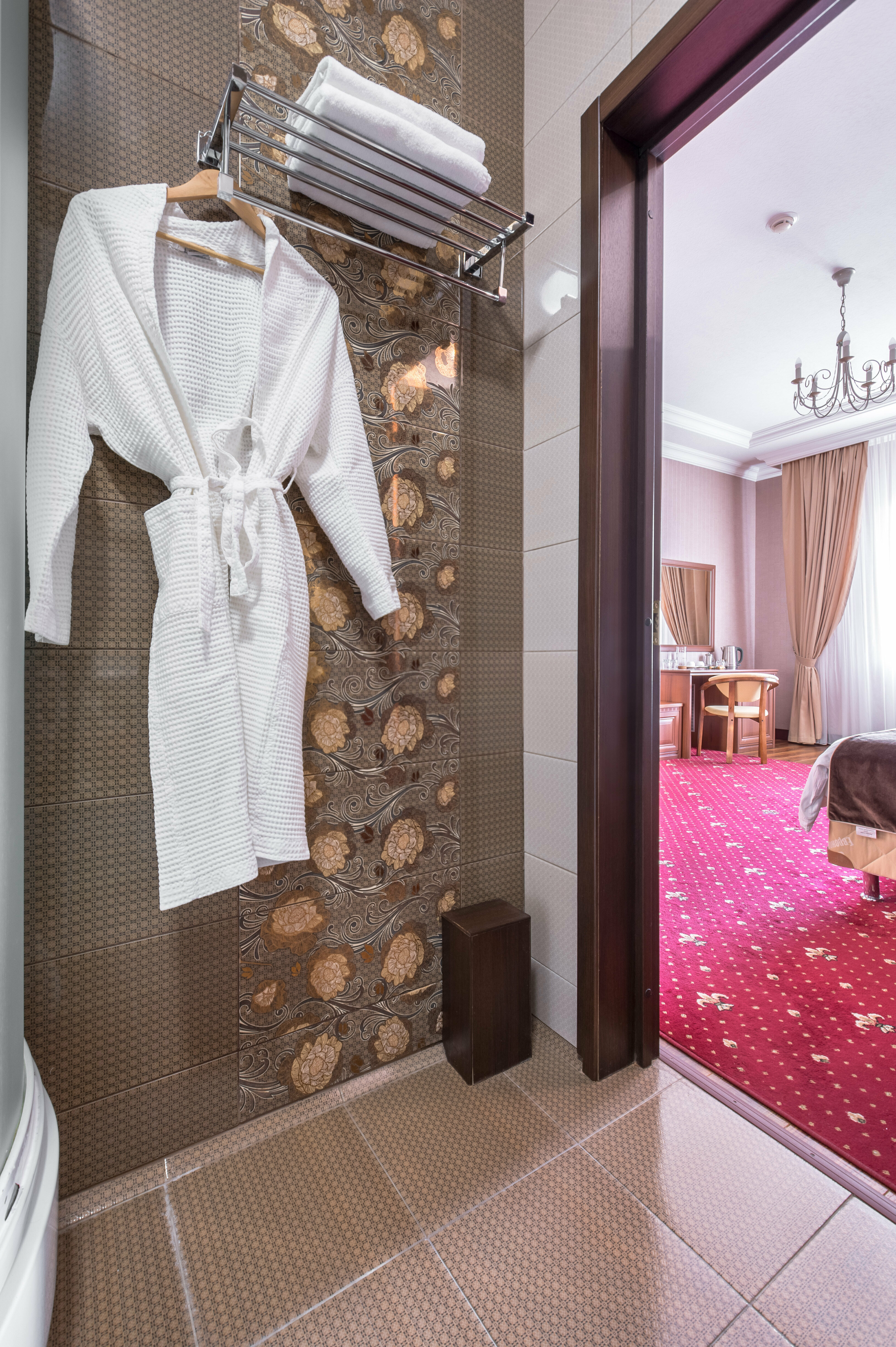 Комфорт+ (просторный номер с высокими потолками, 3,2 м).