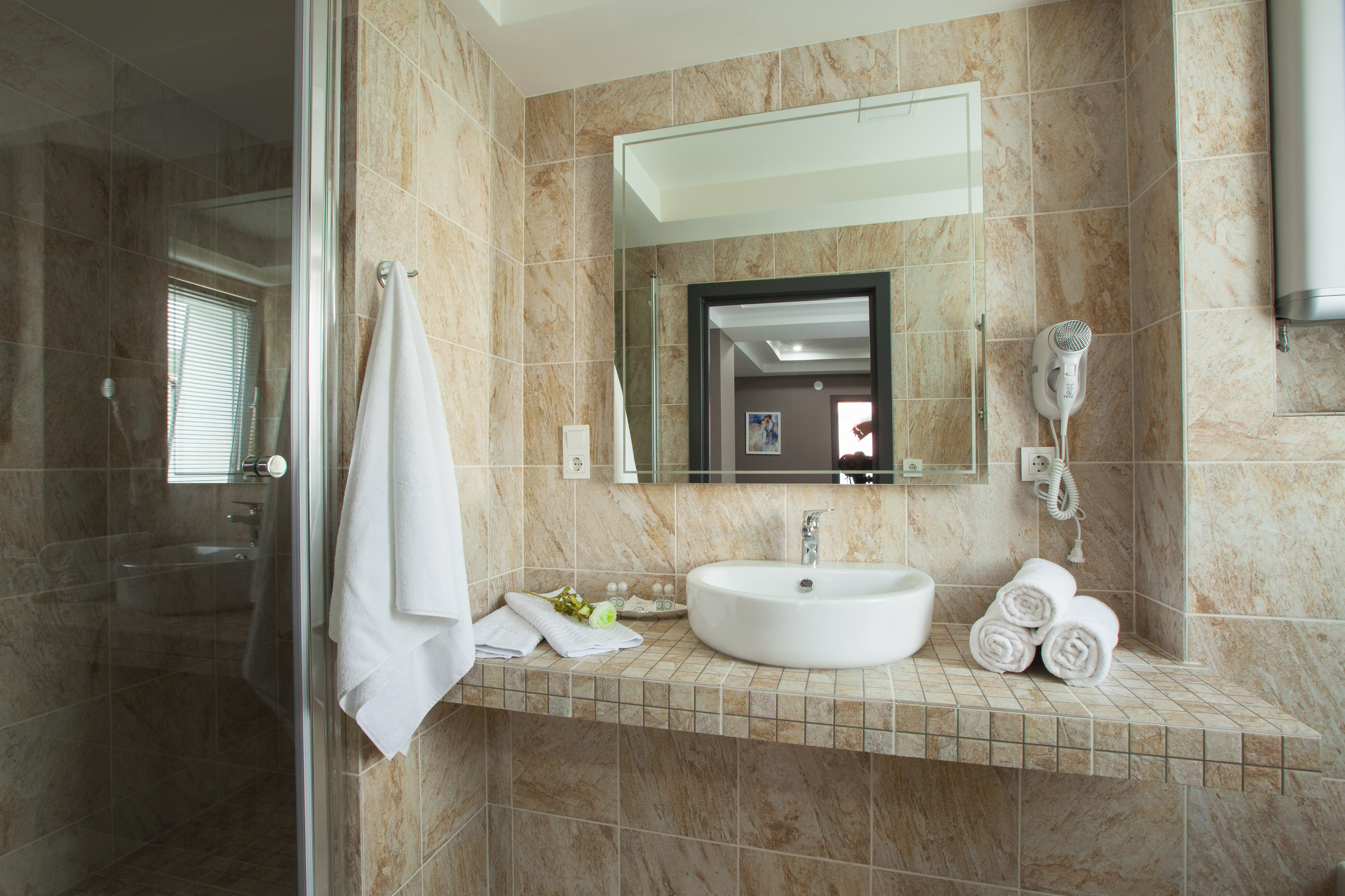 Семейный номер с боковым видом на море