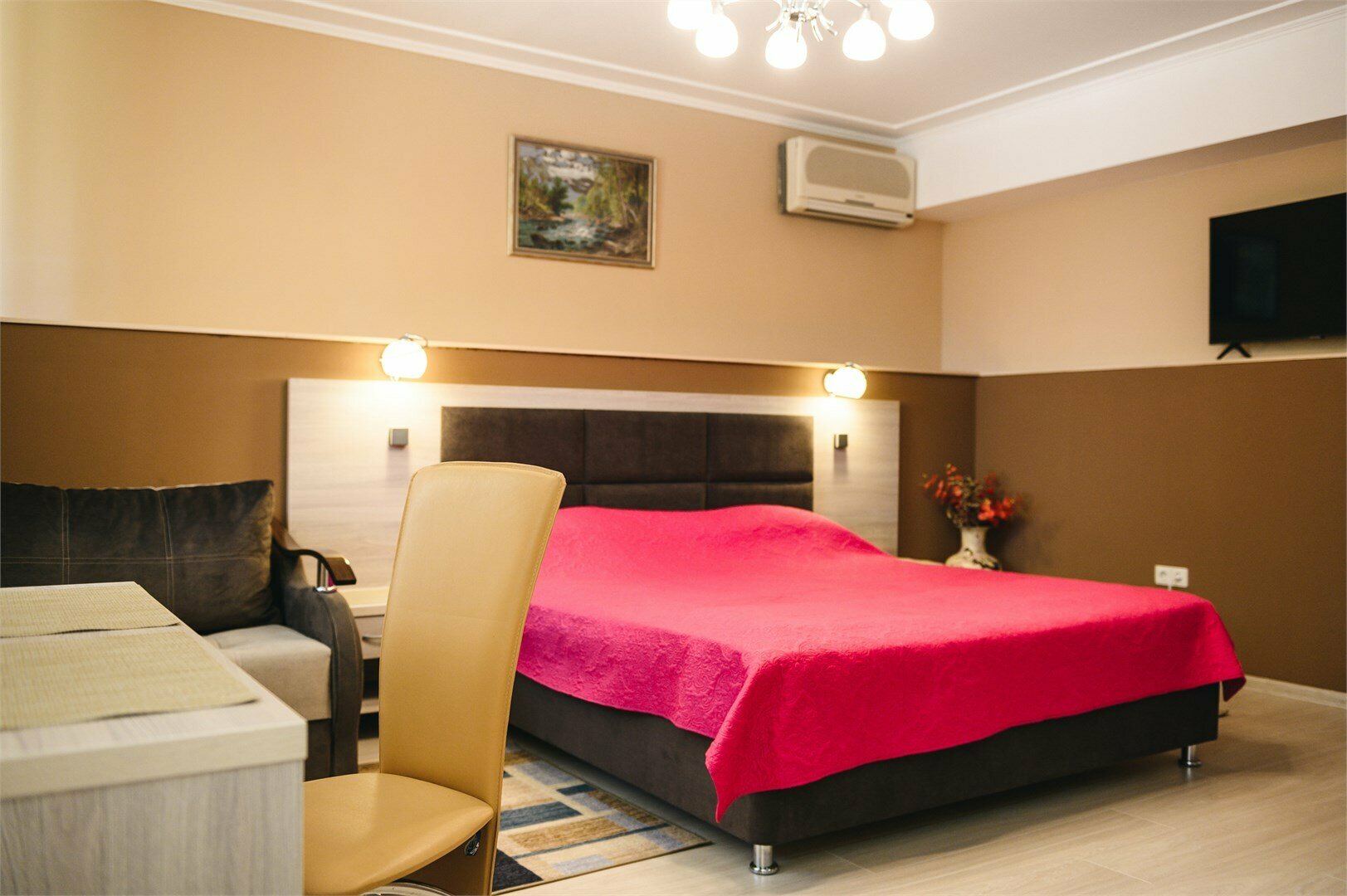 8 полулюкс с мини кухней,1 этаж