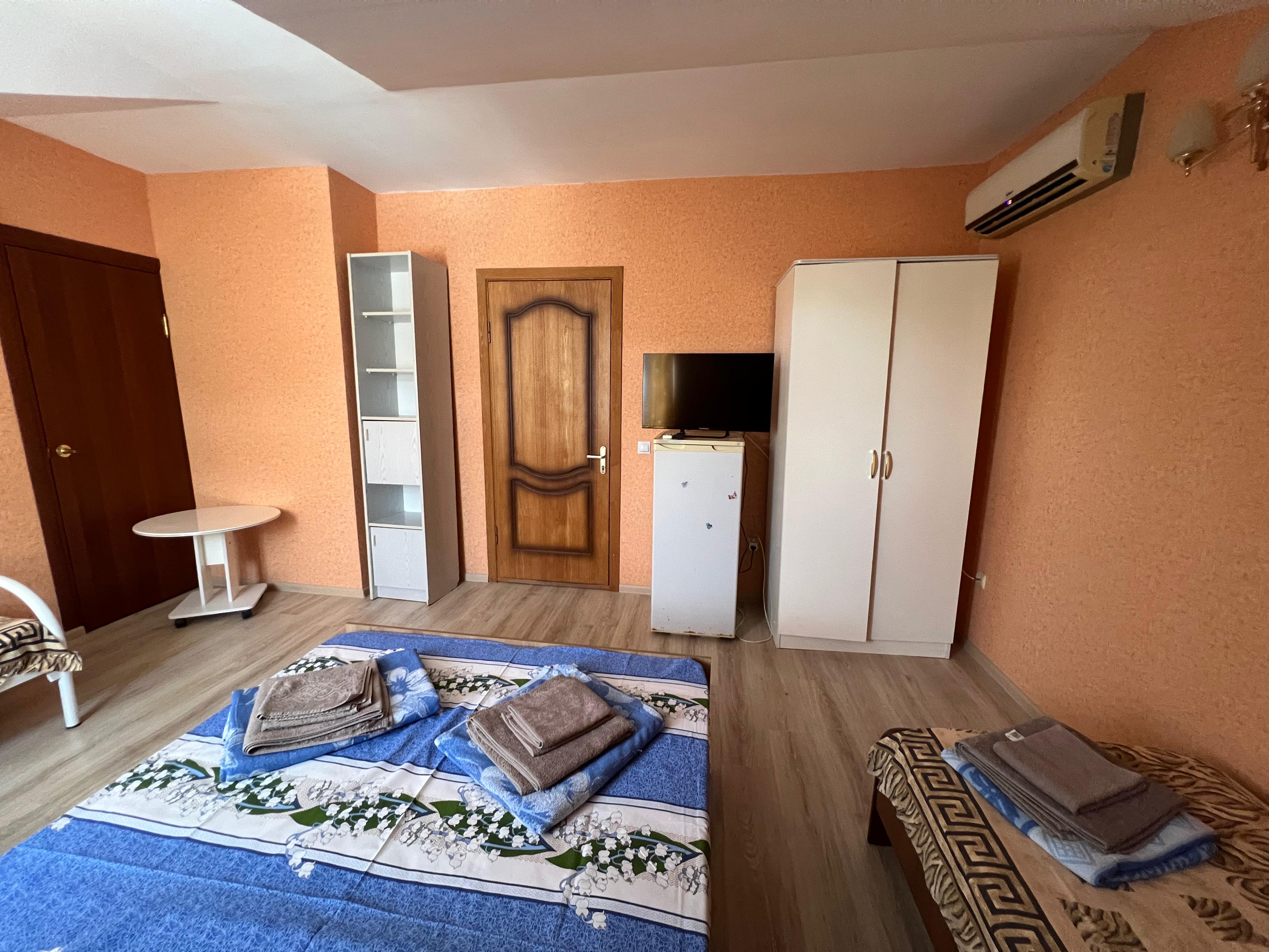 Четырехместный номер с общей ванной комнатой