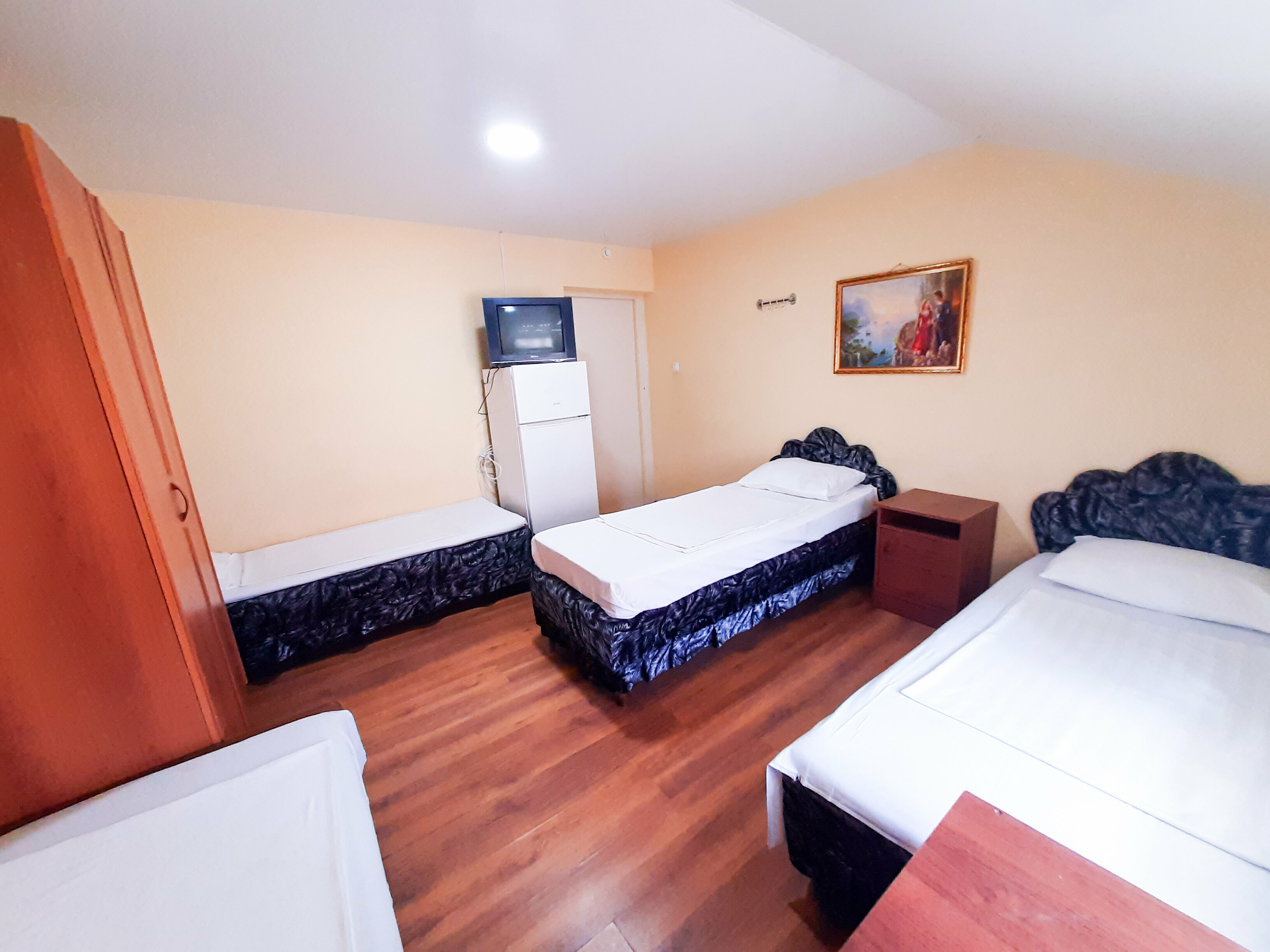 Четырехместный номер эконом-класса с общей ванной комнатой