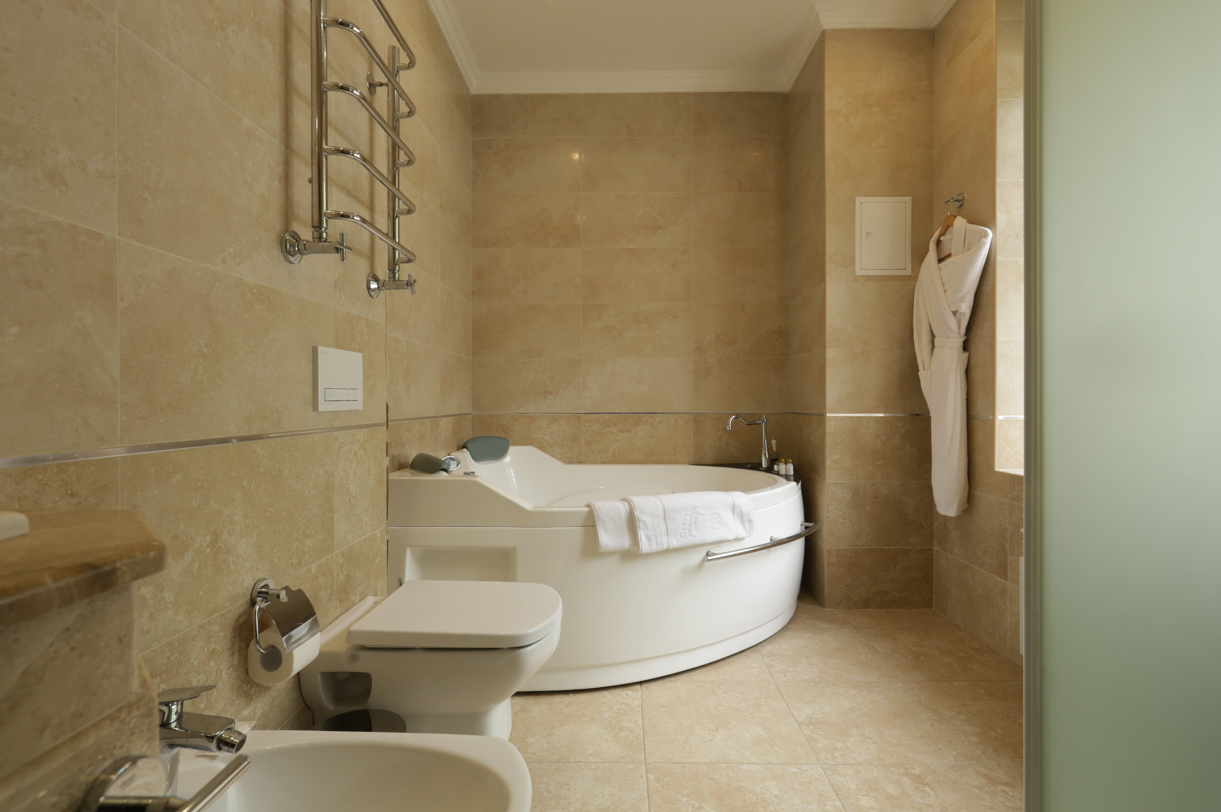 Люкс двухкомнатный  с джакузи без балкона вид на внутренний двор. Главный корпус 5 *