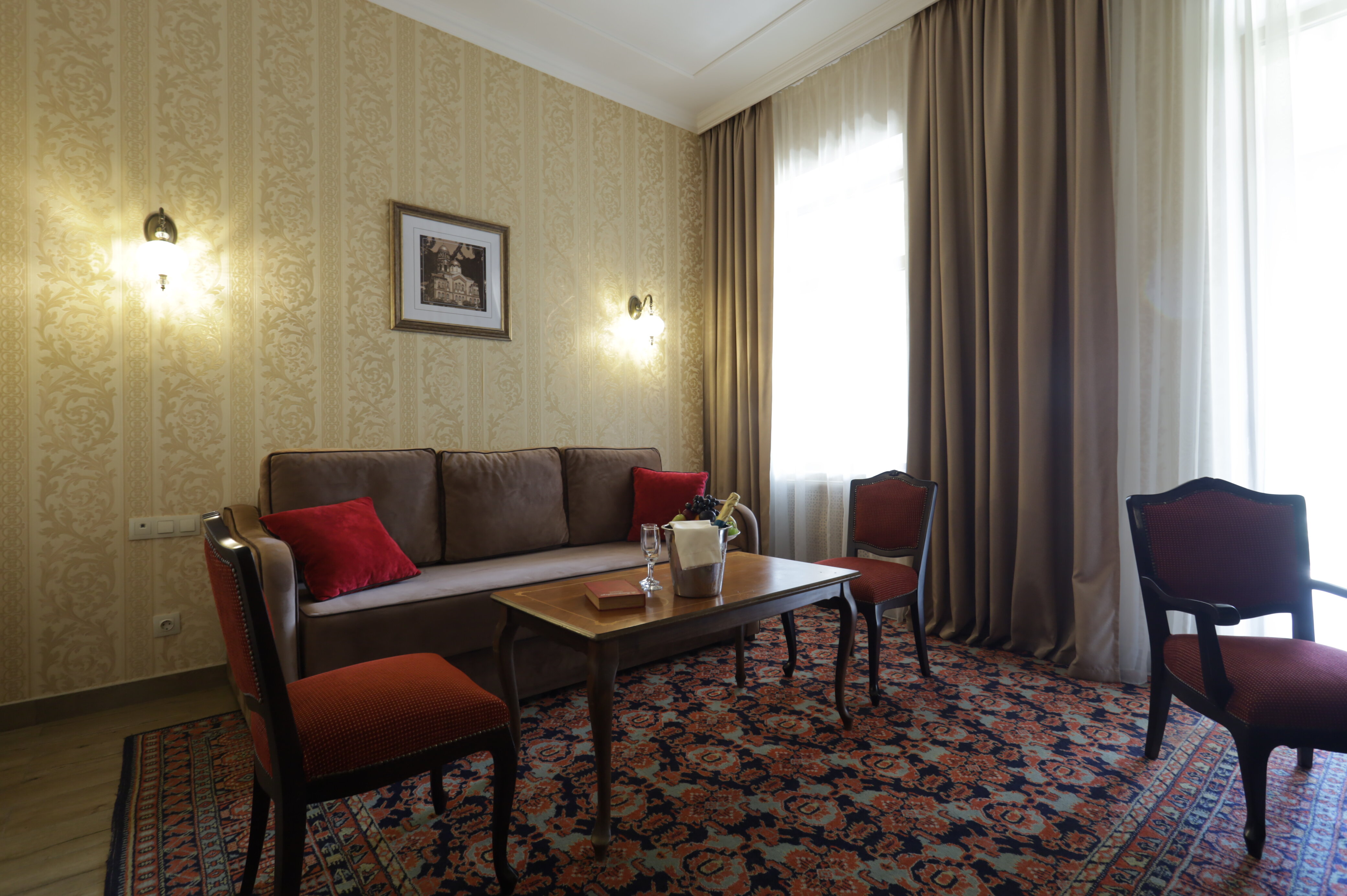 Сьюит двухкомнатный  с балконом и видом на море. Главный корпус 5*