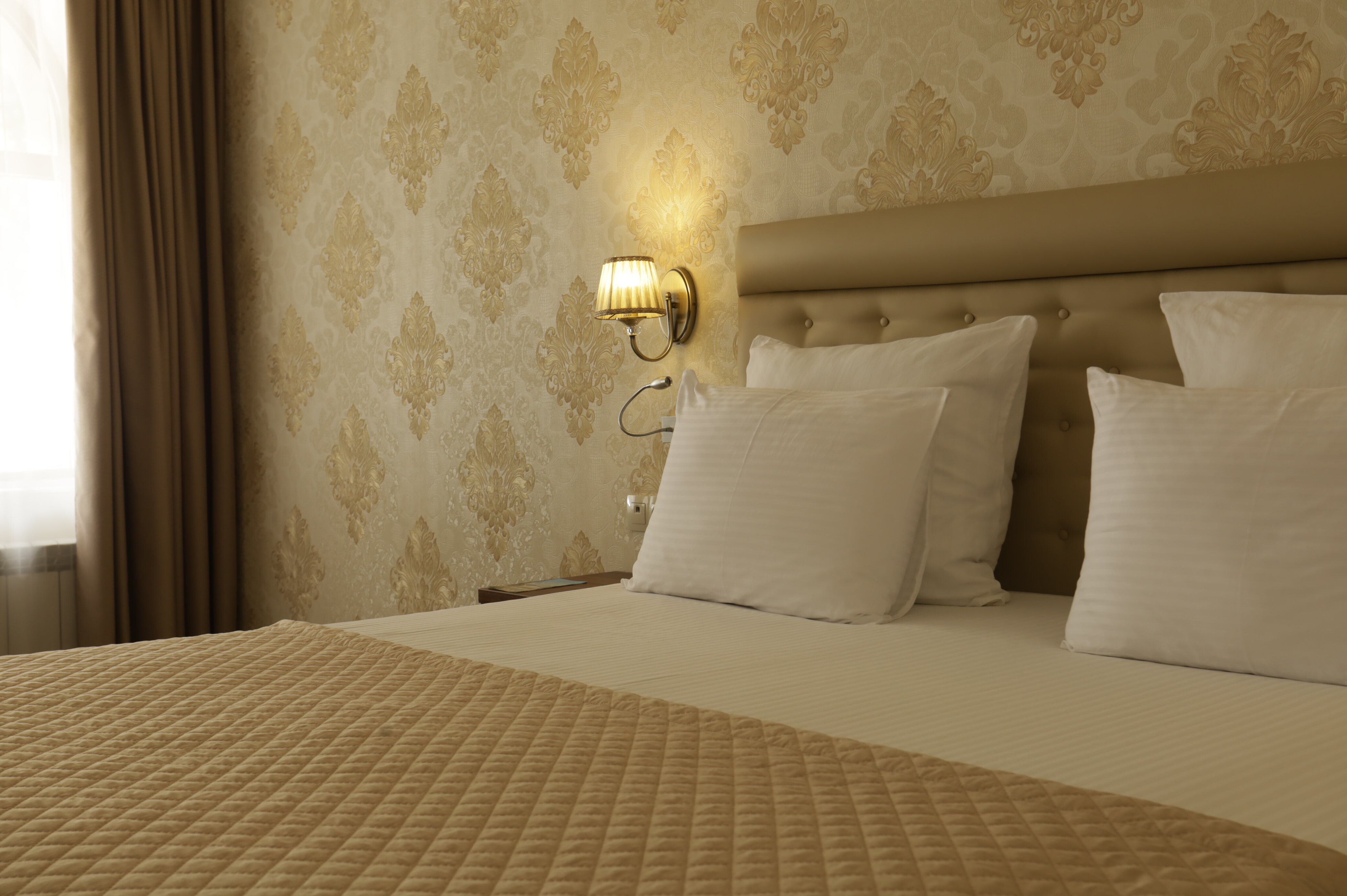 Люкс двухкомнатный  с джакузи без балкона вид на внутренний двор. Главный корпус 5 *