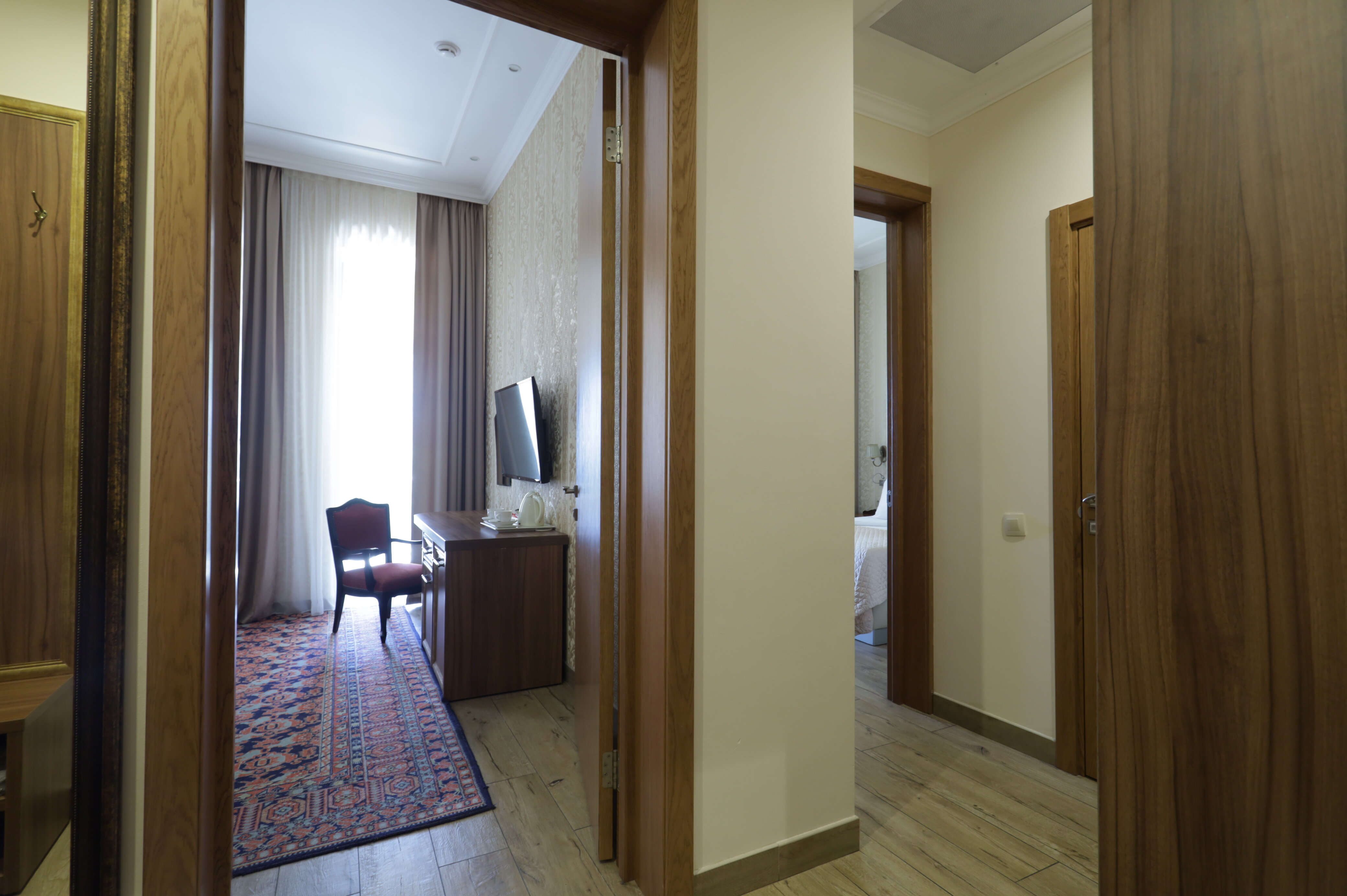 Сьюит двухкомнатный  с балконом и видом на море. Главный корпус 5*