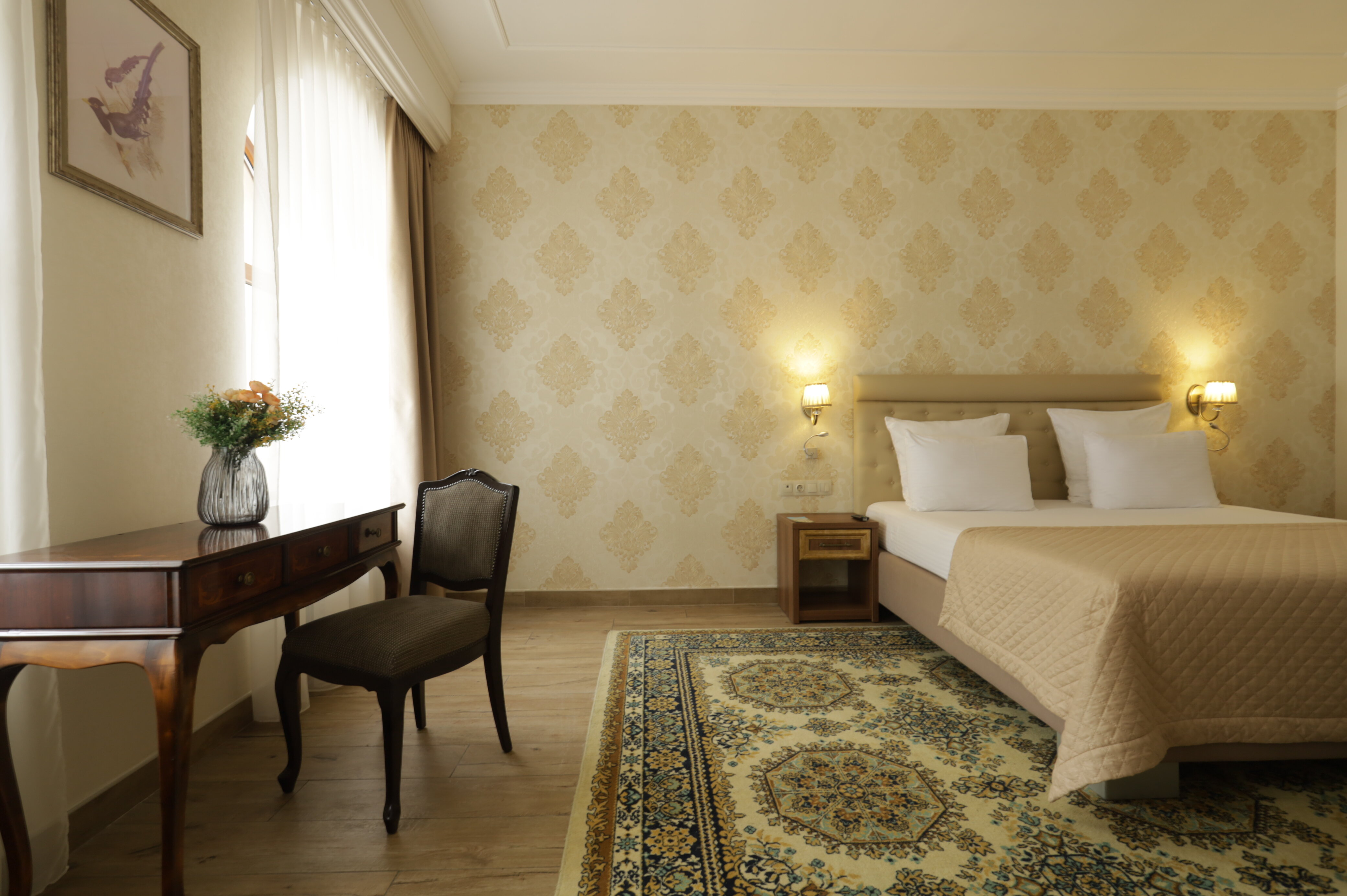 Люкс двухкомнатный  с джакузи без балкона вид на внутренний двор. Главный корпус 5 *