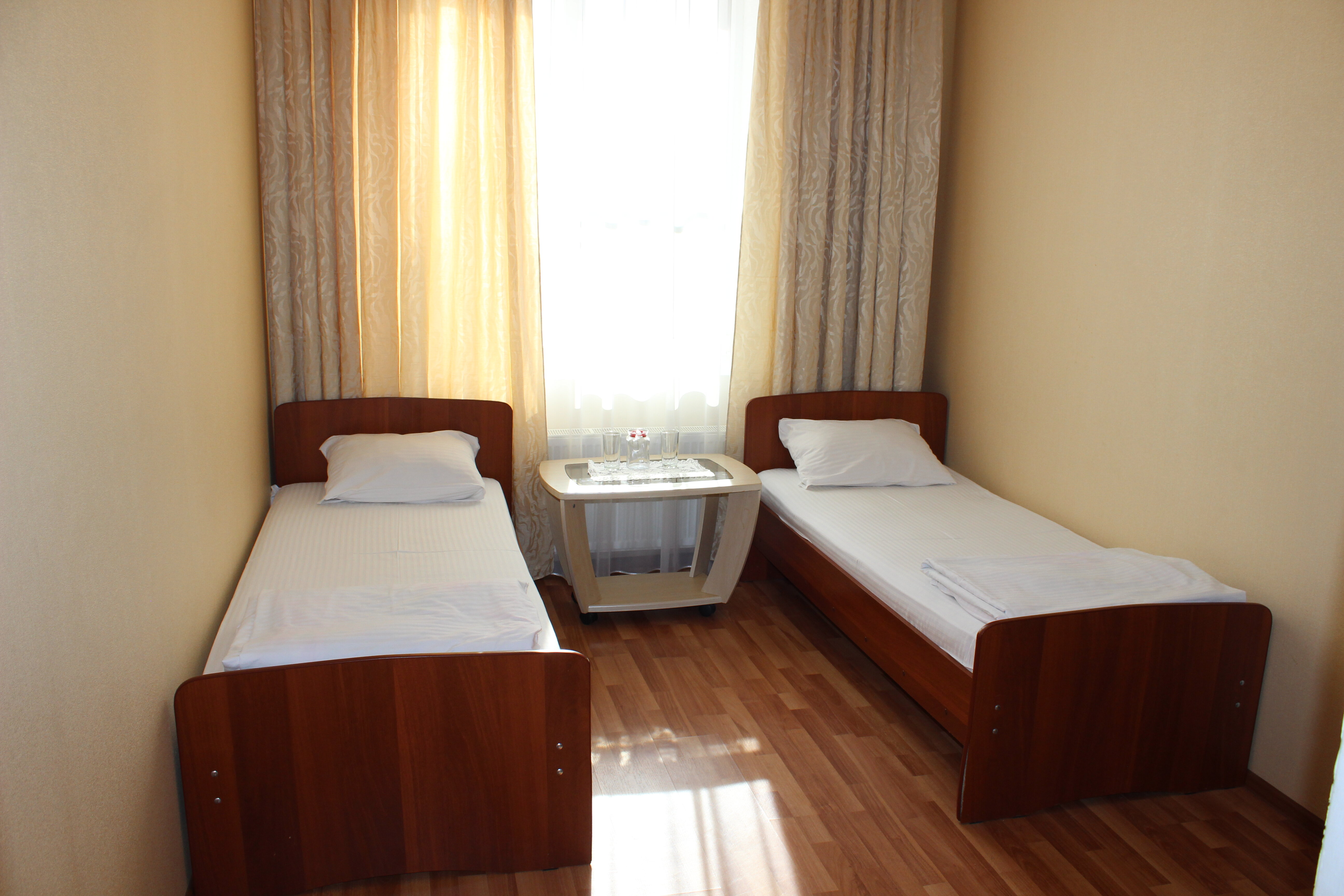 Двухместный номер с 2 отдельными кроватями и общей ванной комнатой