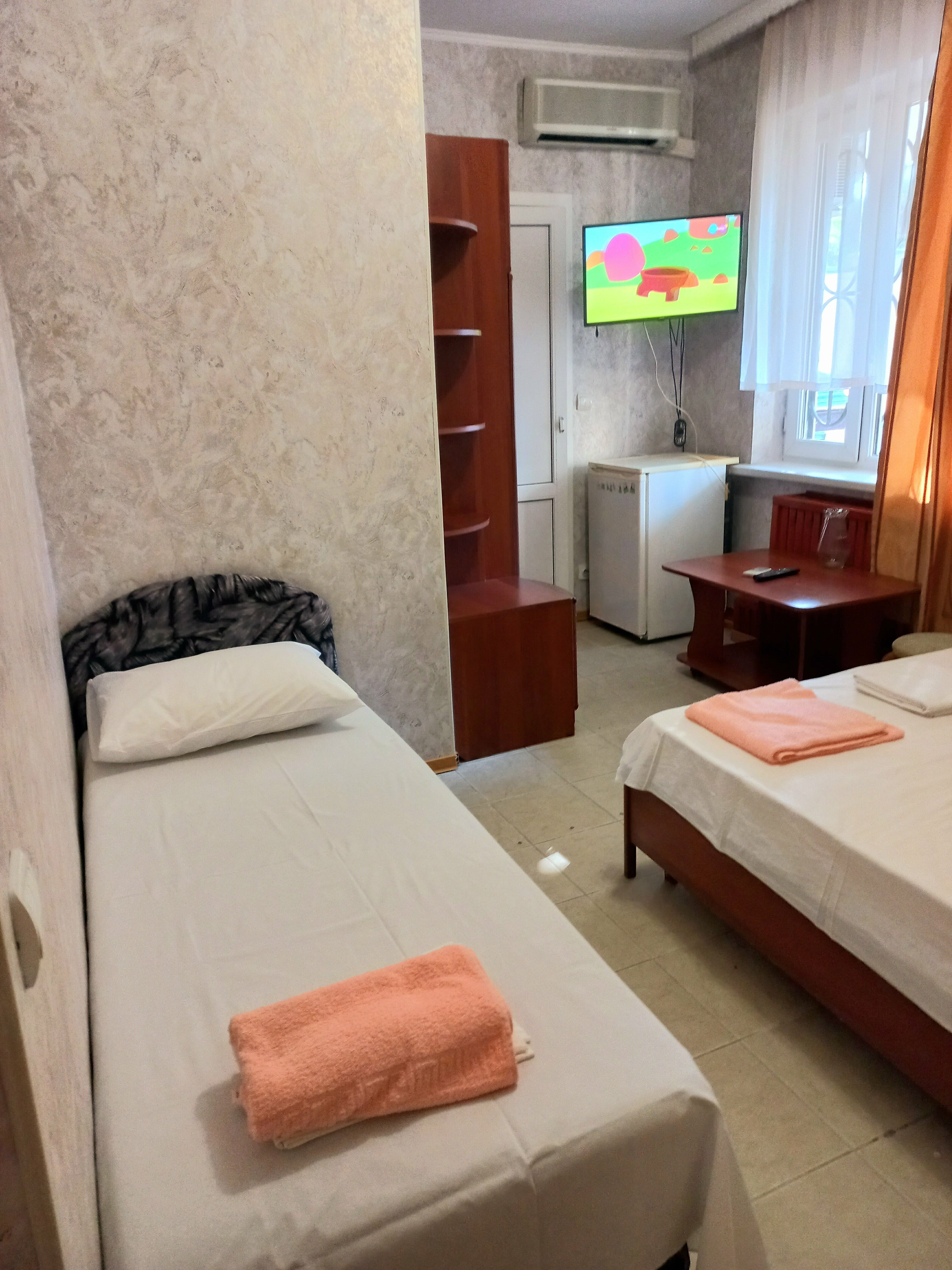 Двухместный номер с двуспальной кроватью и дополнительной кроватью