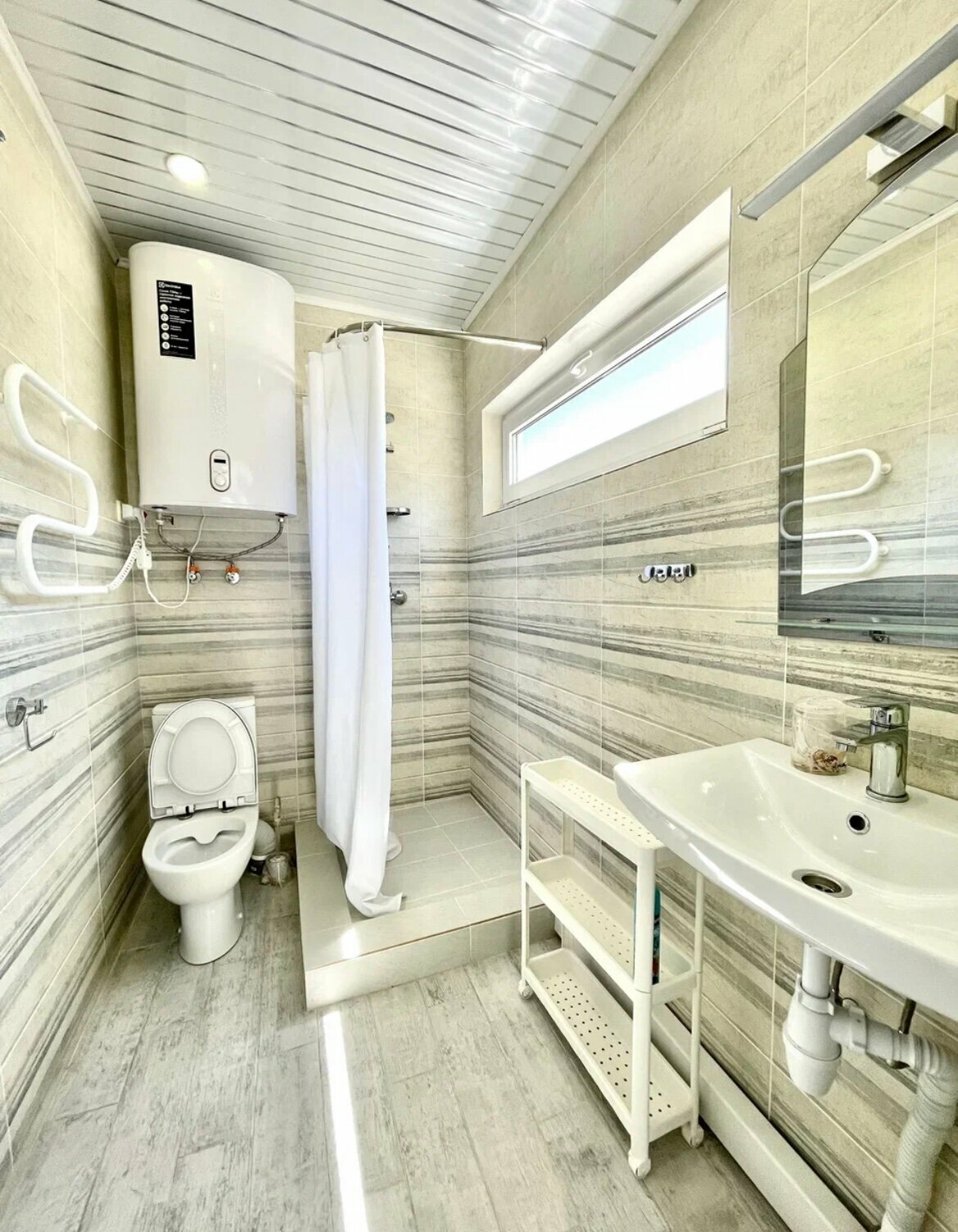 Семейный номер с боковым видом на море