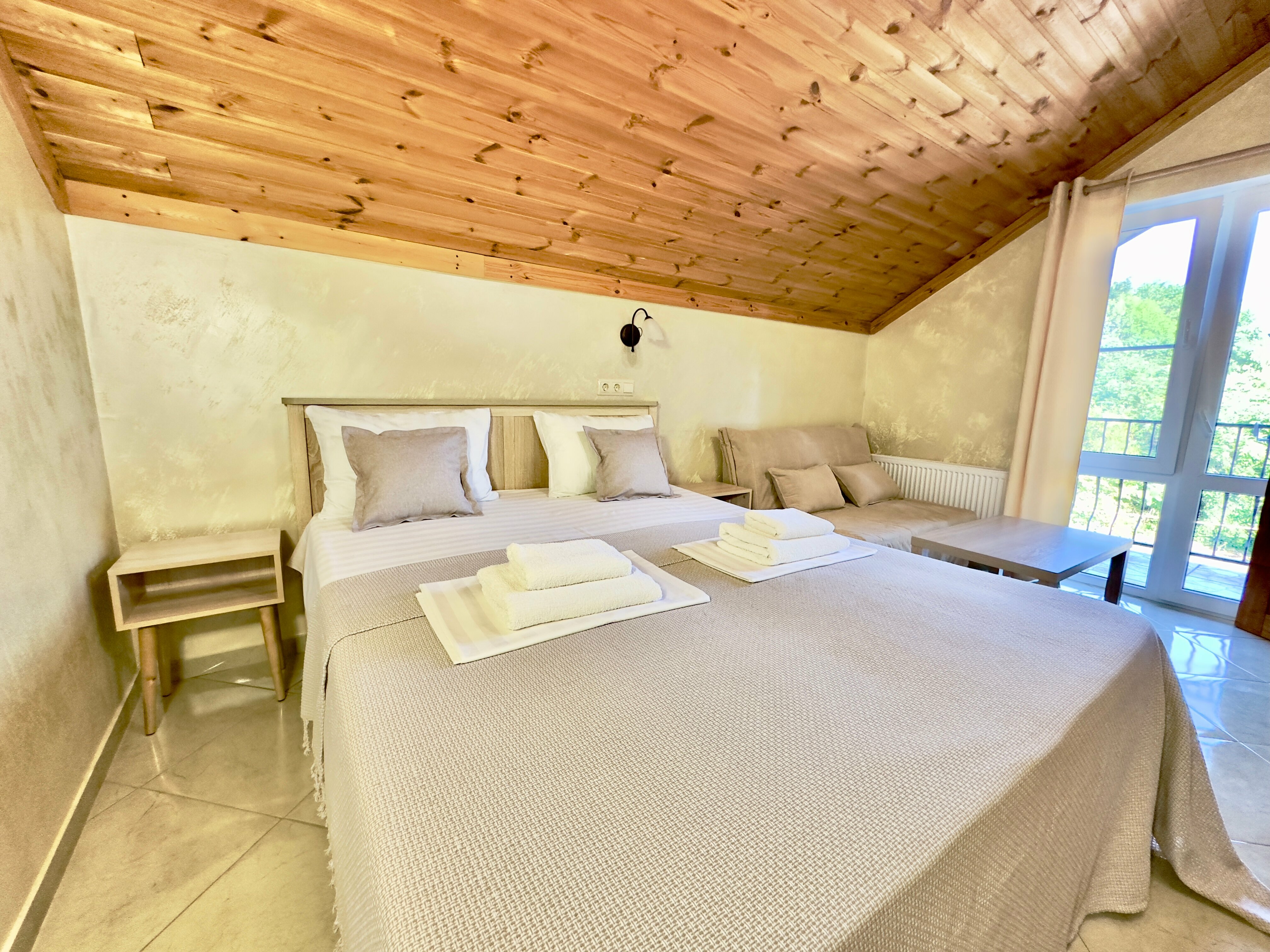 Двухместный номер Делюкс с 1 кроватью и боковым видом на море