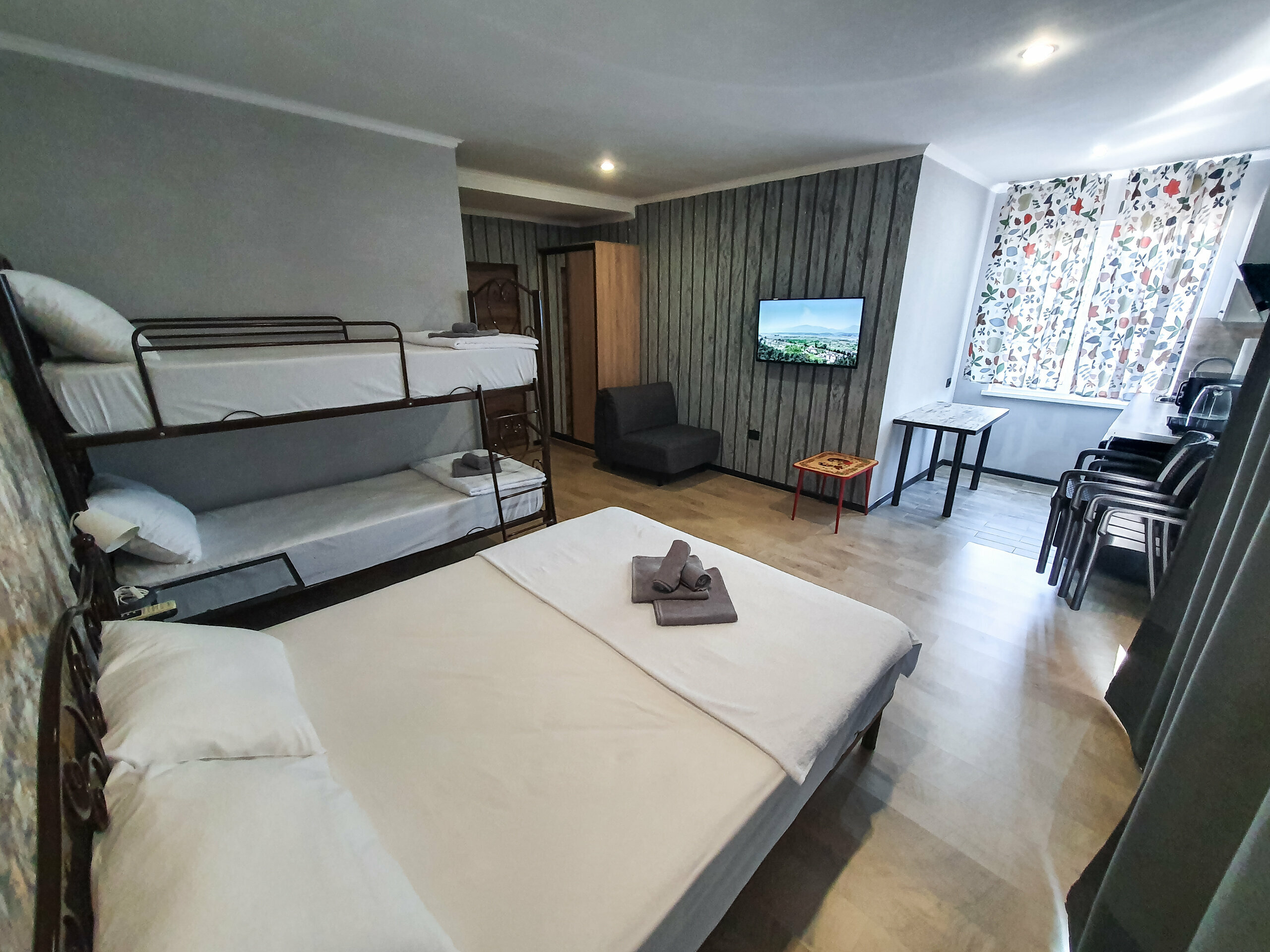 семейный номер с балконом и кухонным гарнитуром