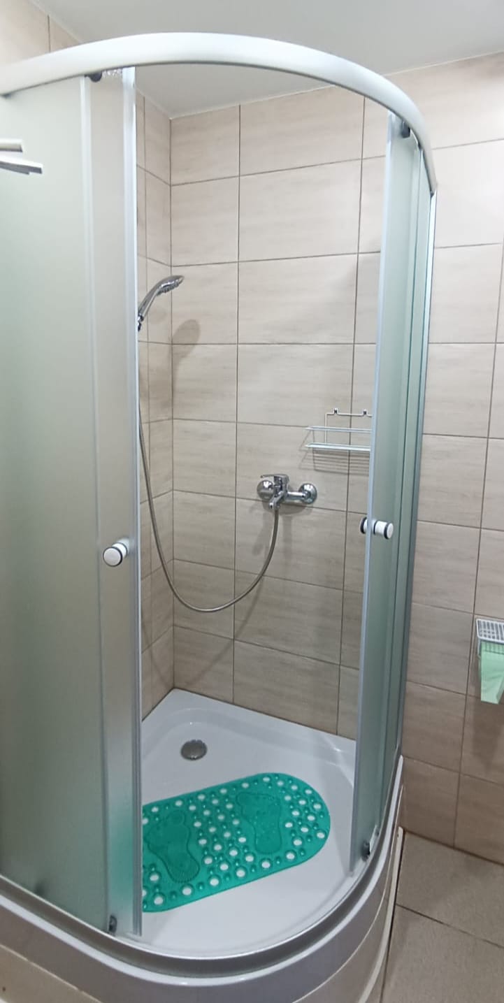 Трехместный номер с основными удобствами