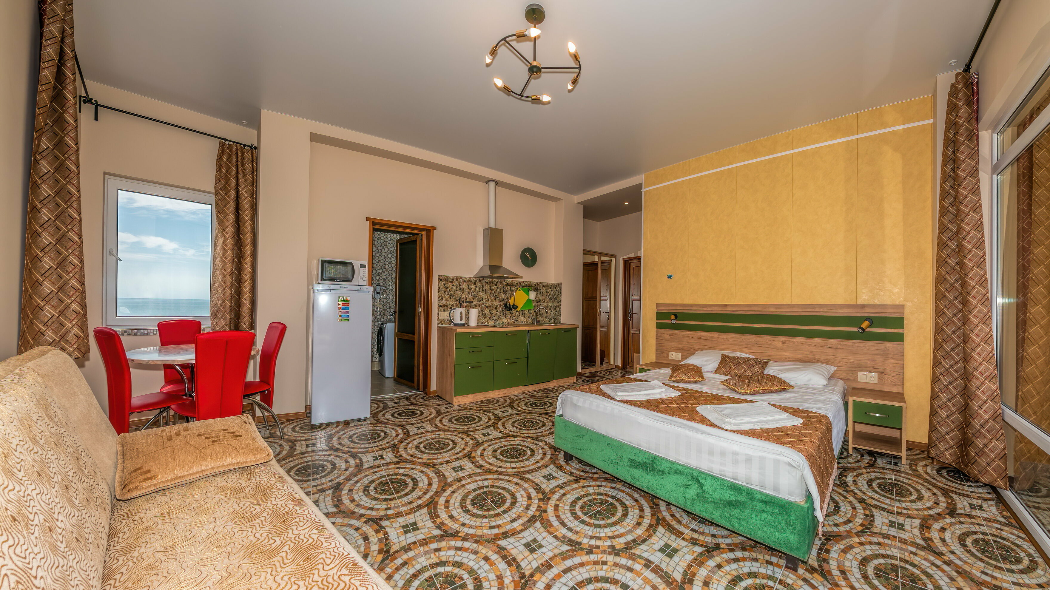 Студия с видом на море и горы