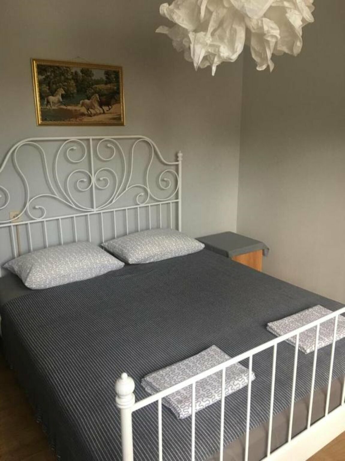 Трехместный номер эконом-класса с общей ванной комнатой