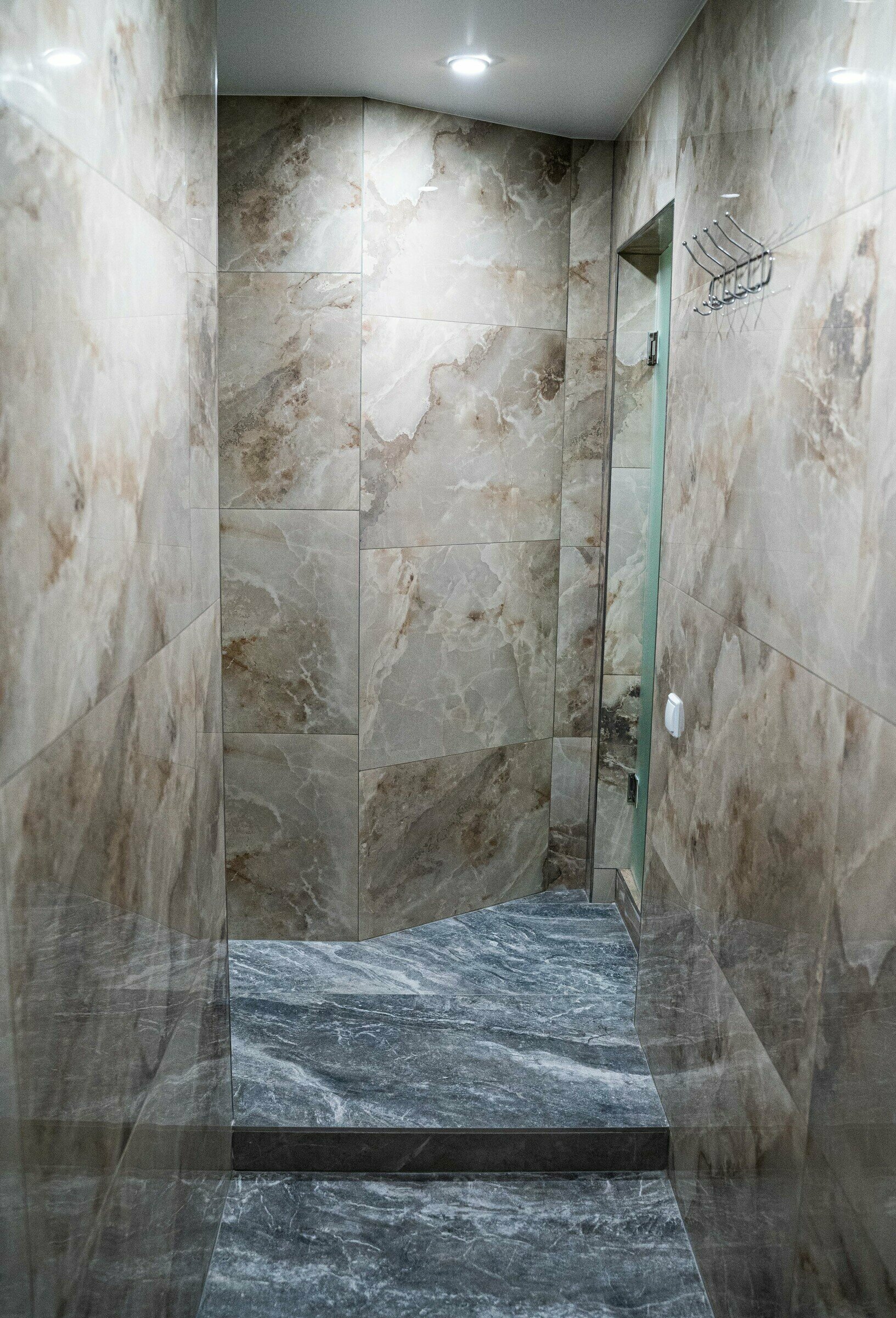 Кровать в общем 8-местном номере для мужчин и женщин