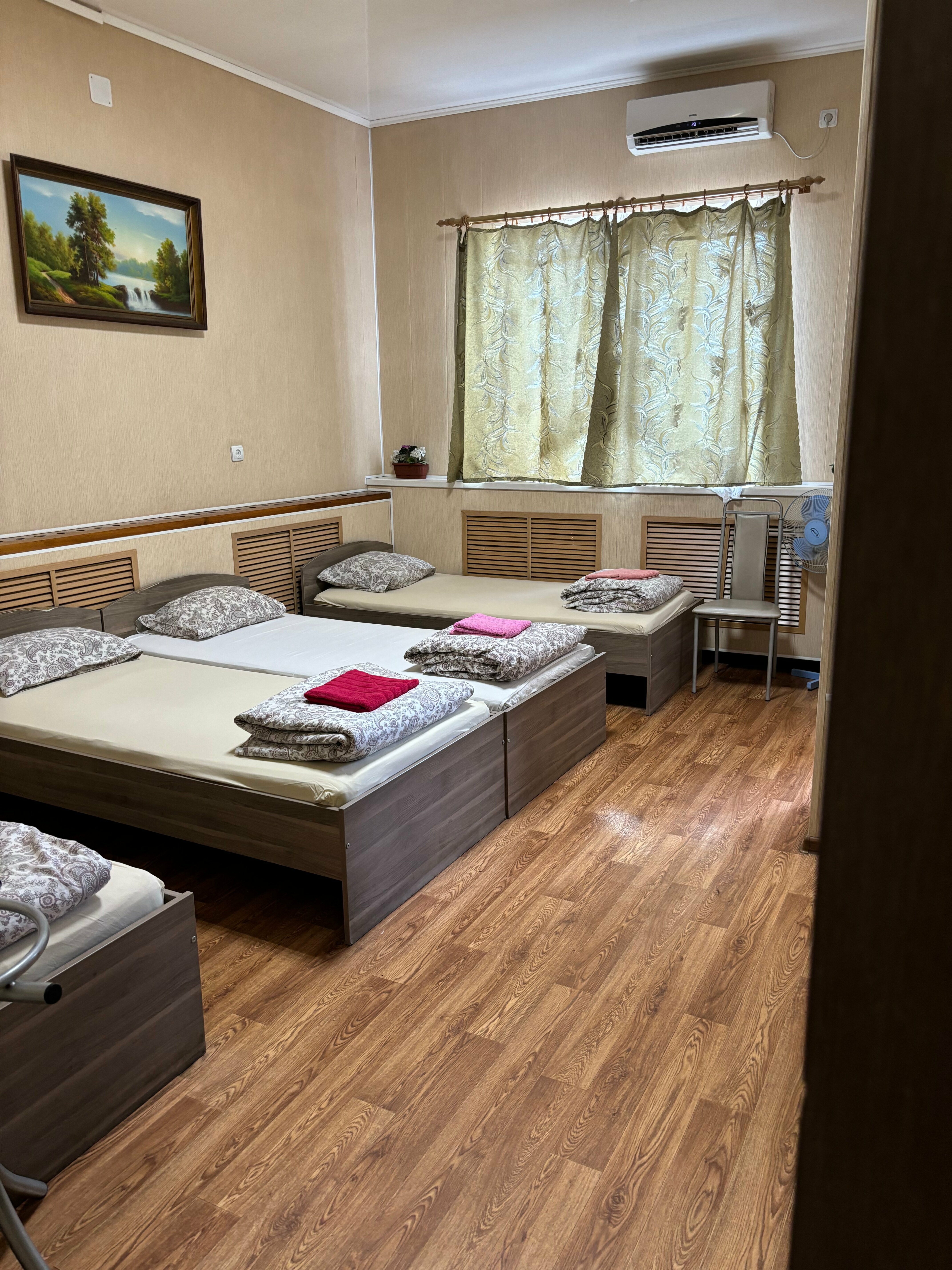 Четырехместный номер с ванной комнатой