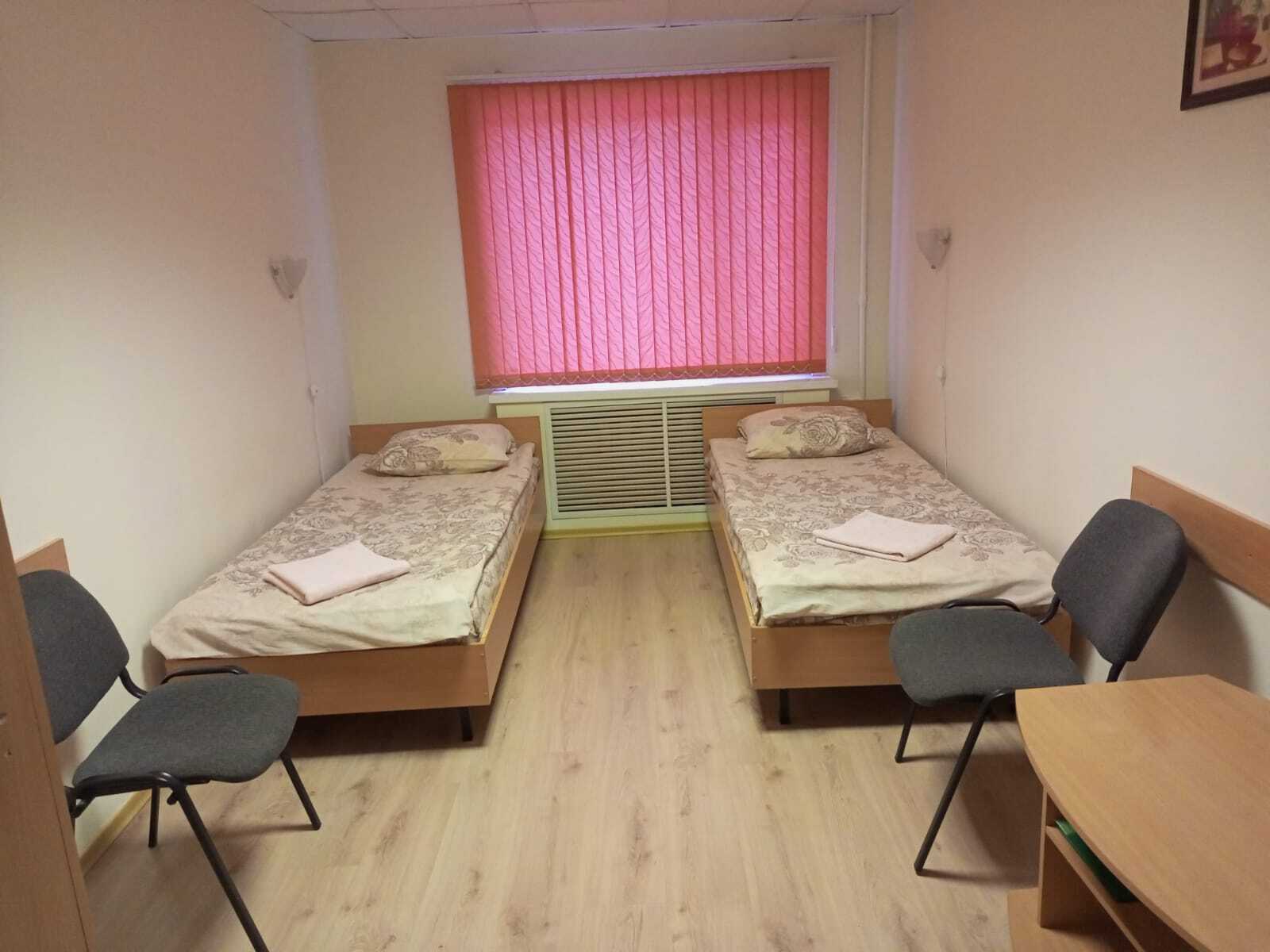 Двухместный номер с 2 отдельными кроватями и общей ванной комнатой