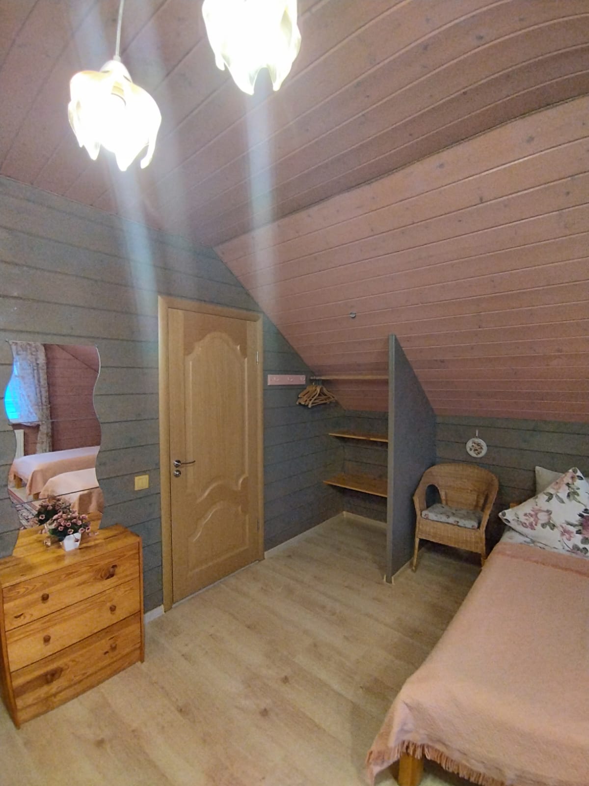 Частный дом с балконом .