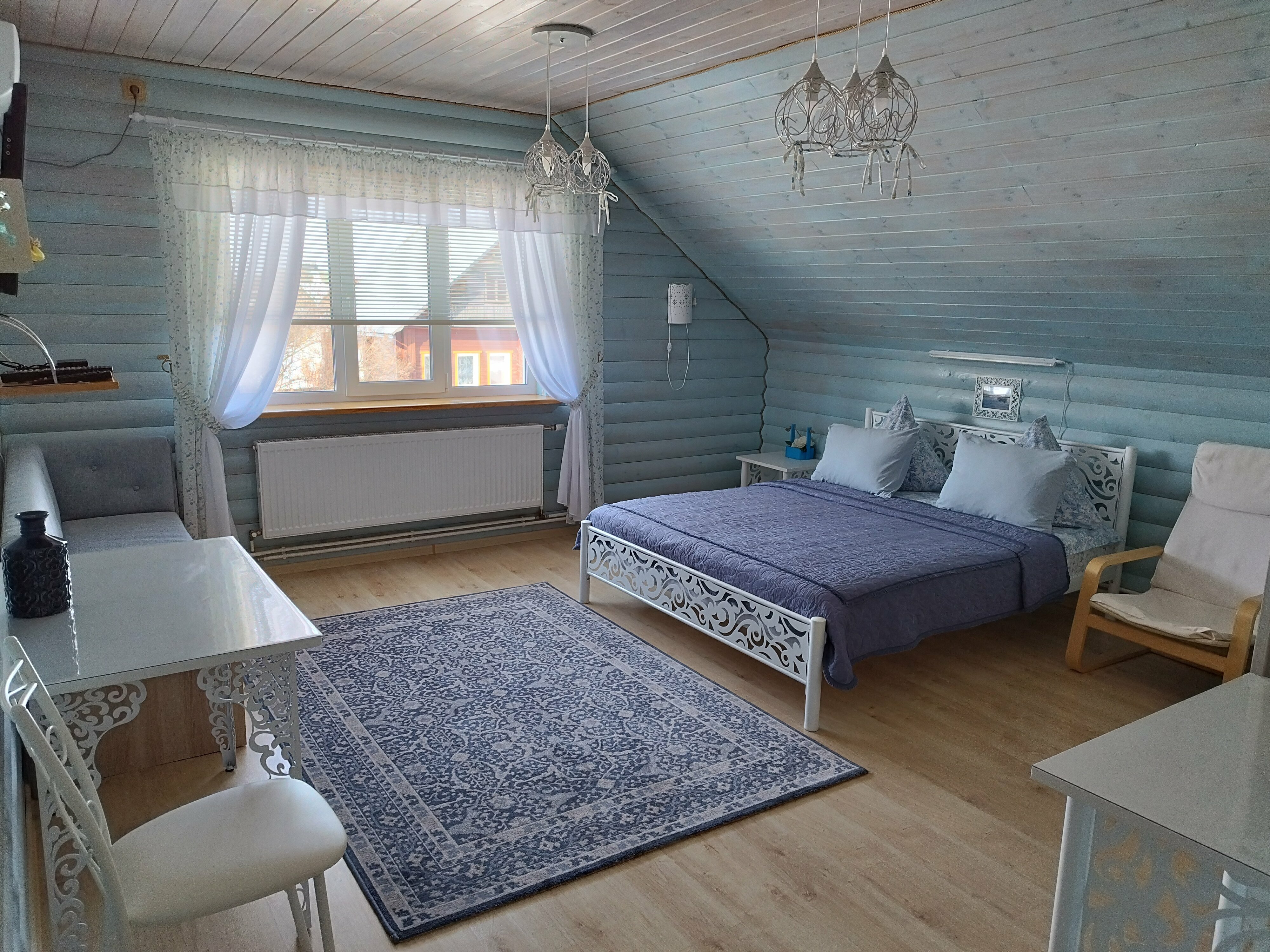 Частный дом с балконом .