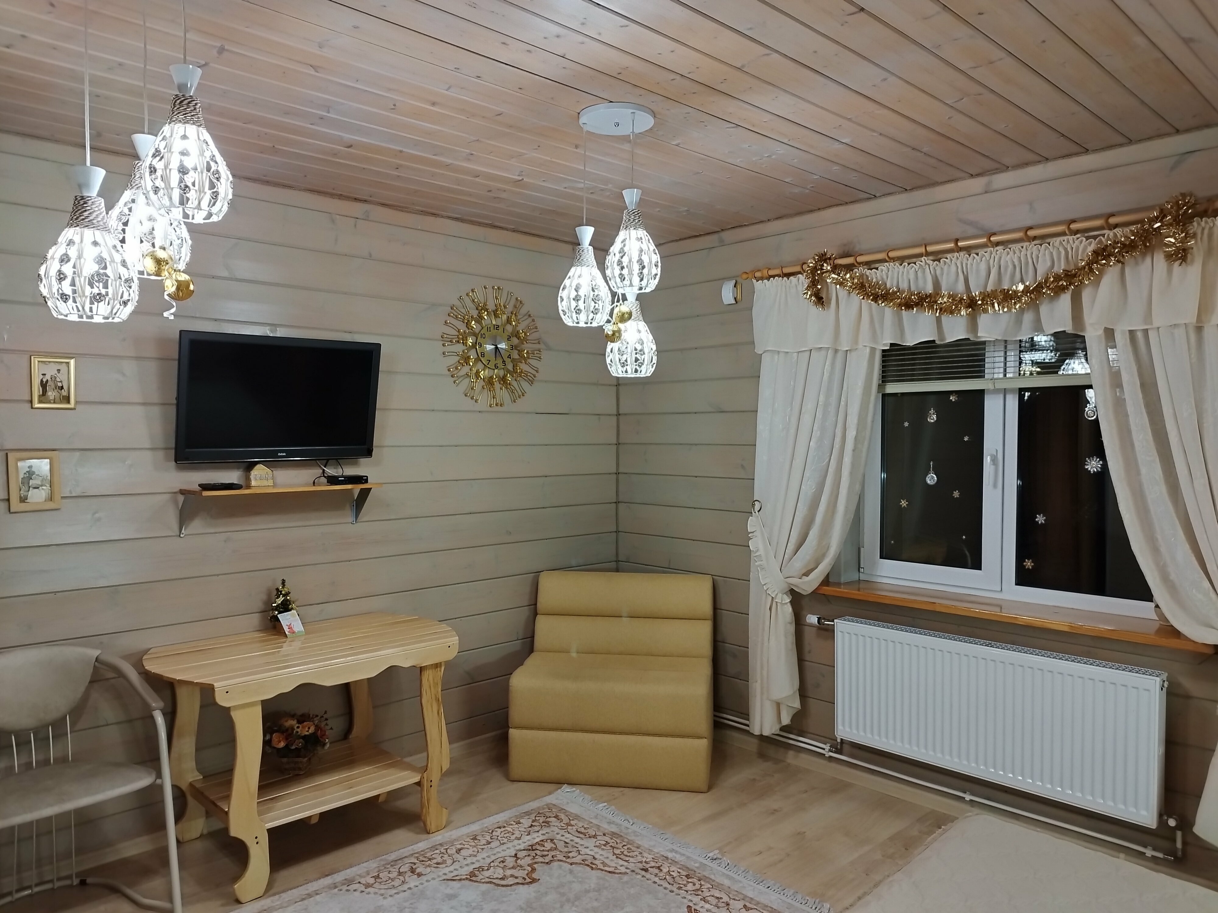 Частный дом с балконом .