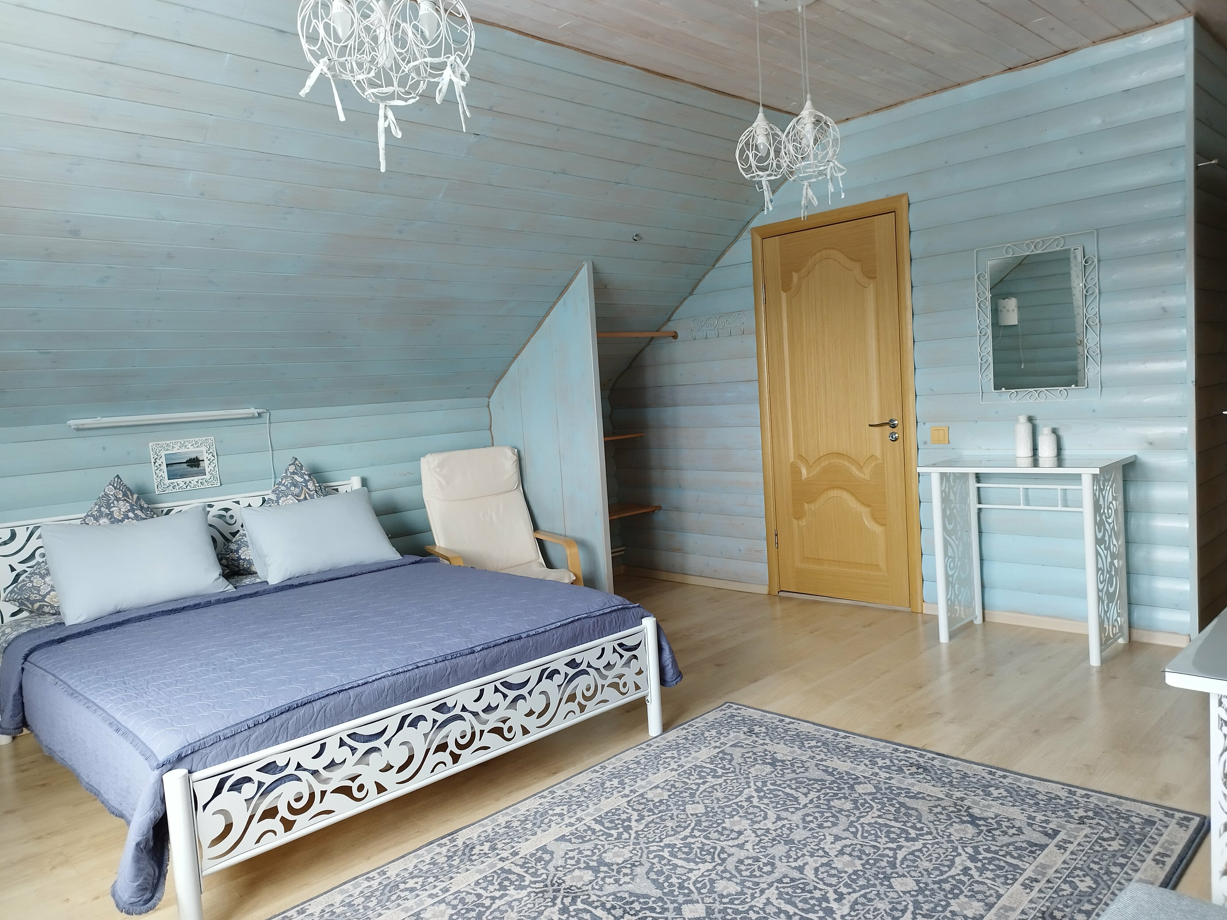 Частный дом с балконом .