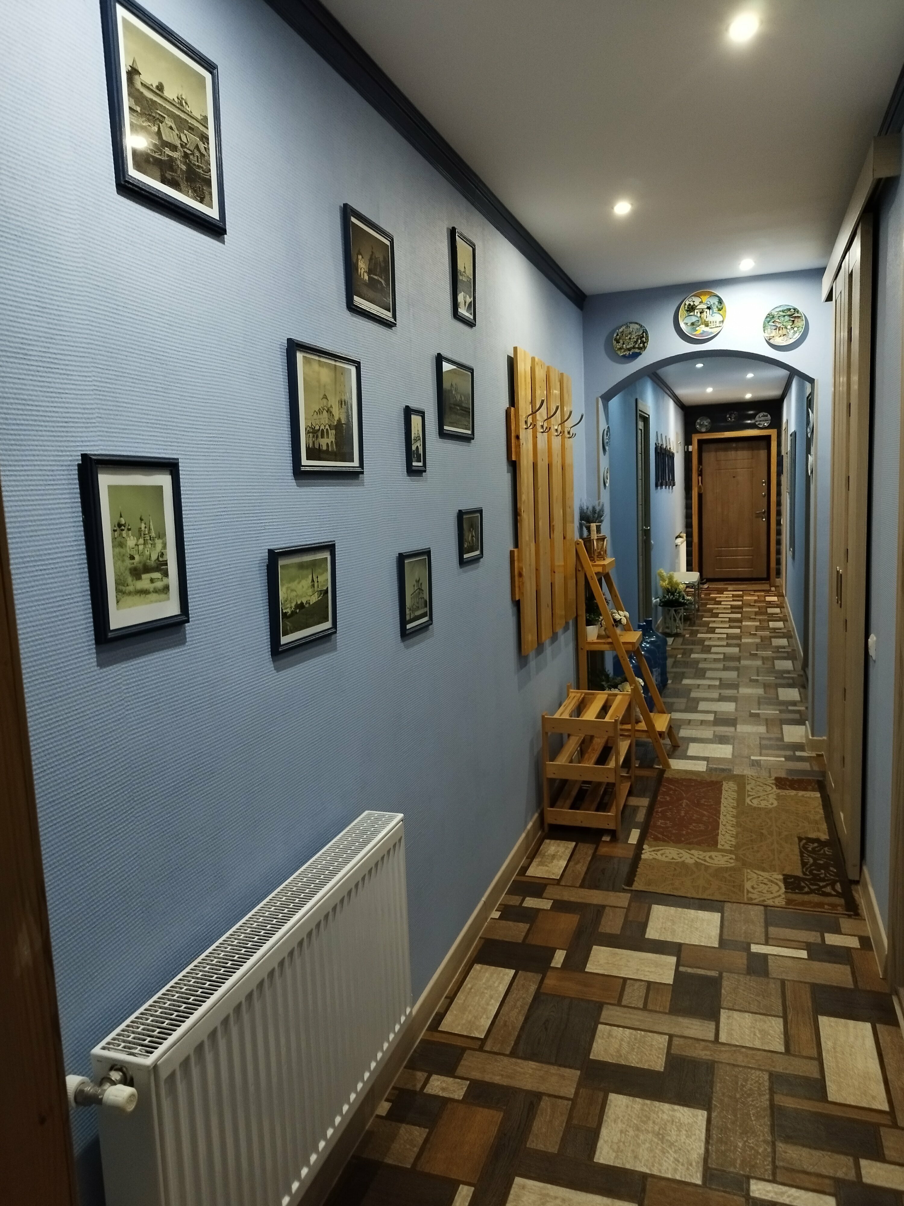 Частный дом с балконом .