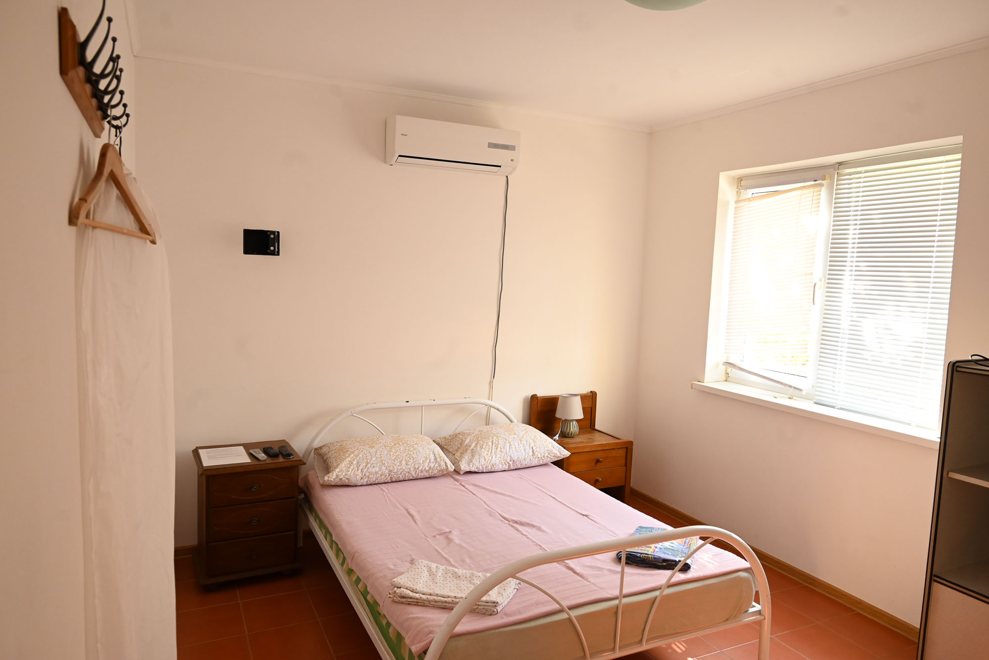 Трехместный номер эконом-класса с общей ванной комнатой