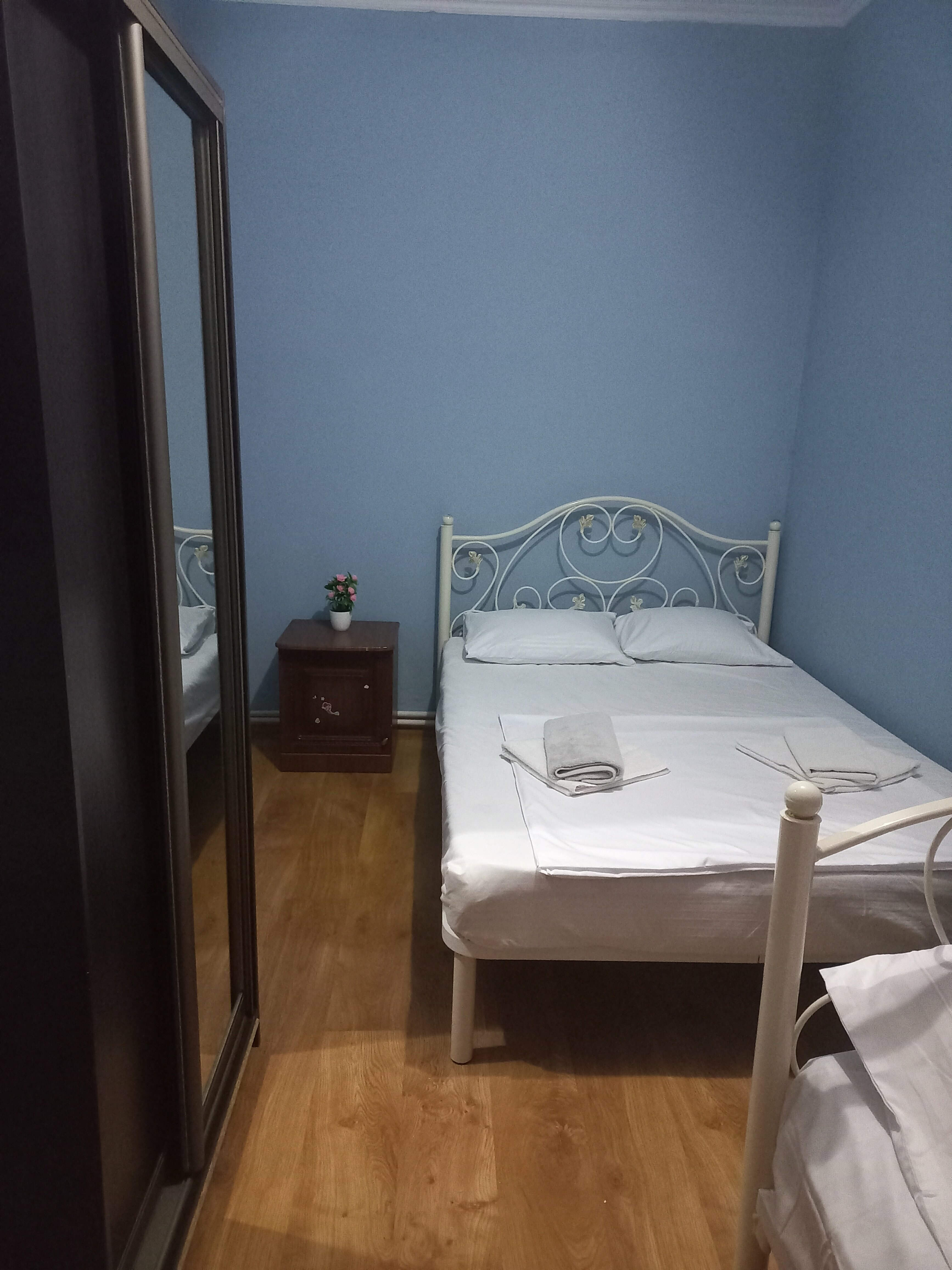 Трехместный номер эконом-класса с общей ванной комнатой