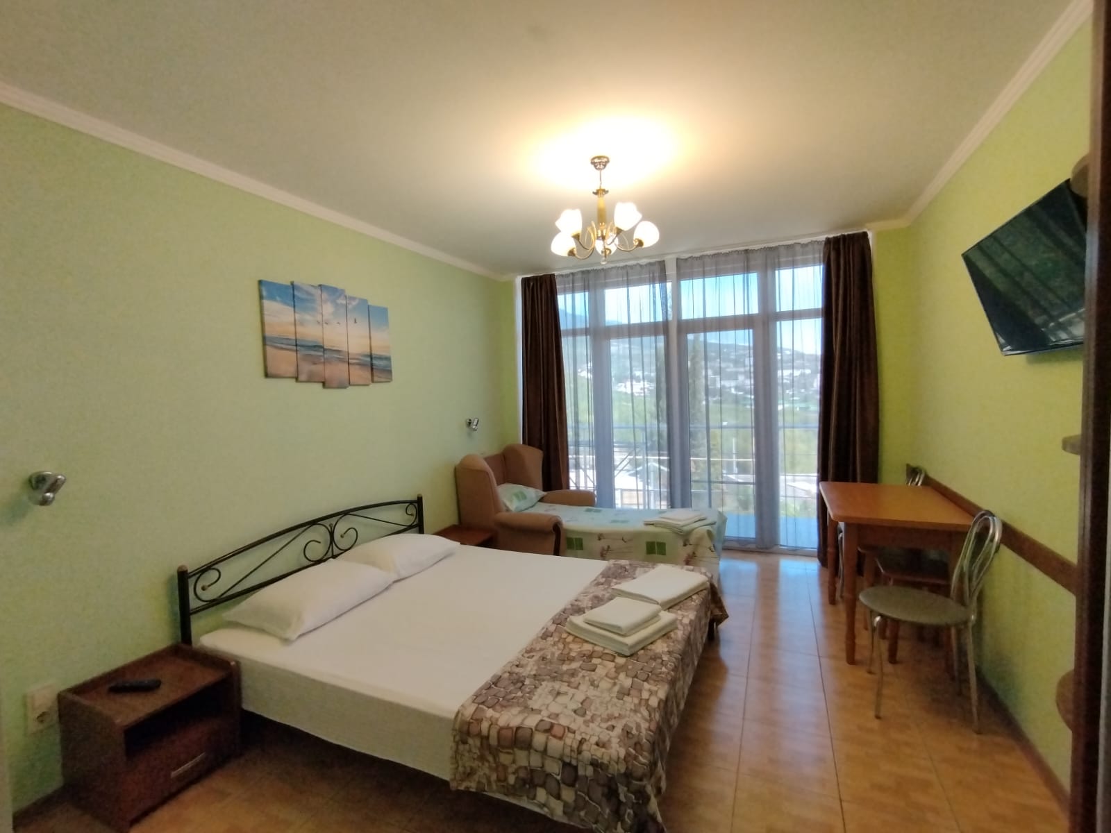 Трехместный номер с видом на горы