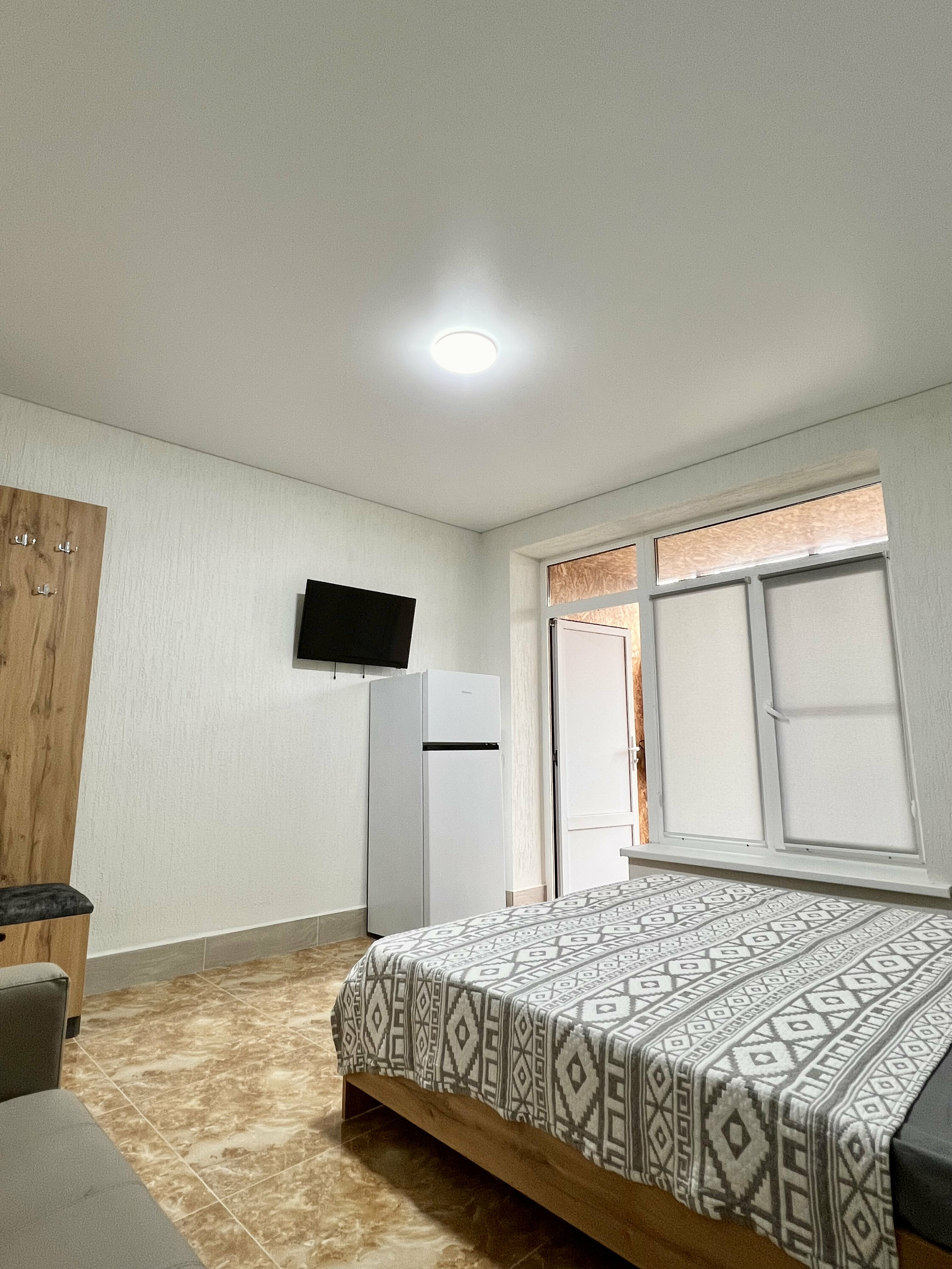 Трехместный стандарт с двухместной кроватью и диваном