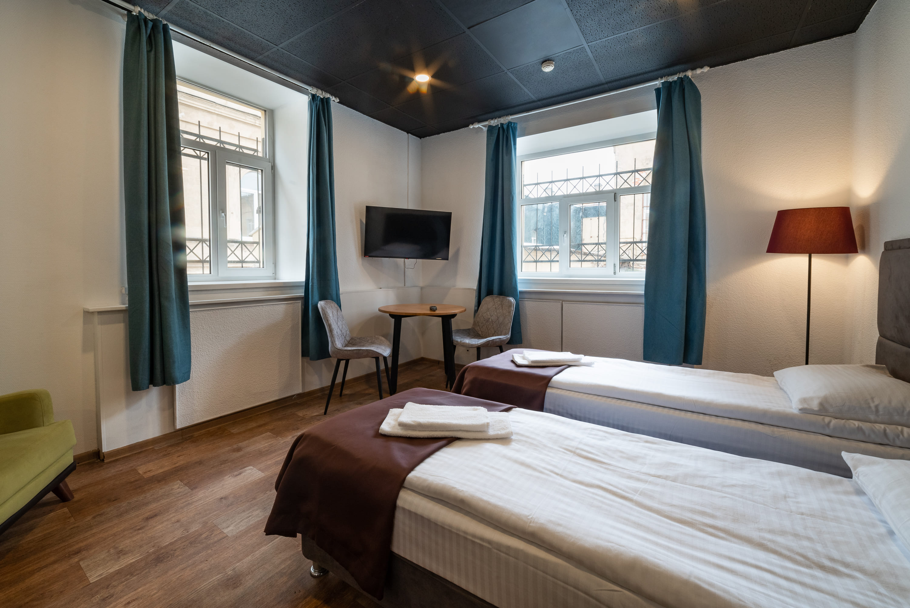 Стандартный двухместный номер с 2 отдельными кроватями и общей ванной комнатой