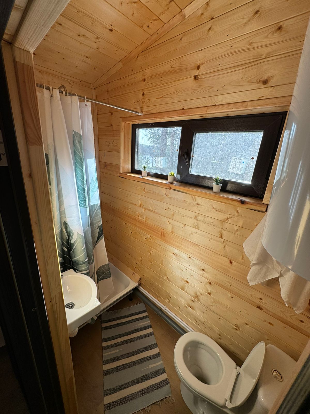 Домик 3 (двухместный номер с 1 кроватью с видом на озеро)