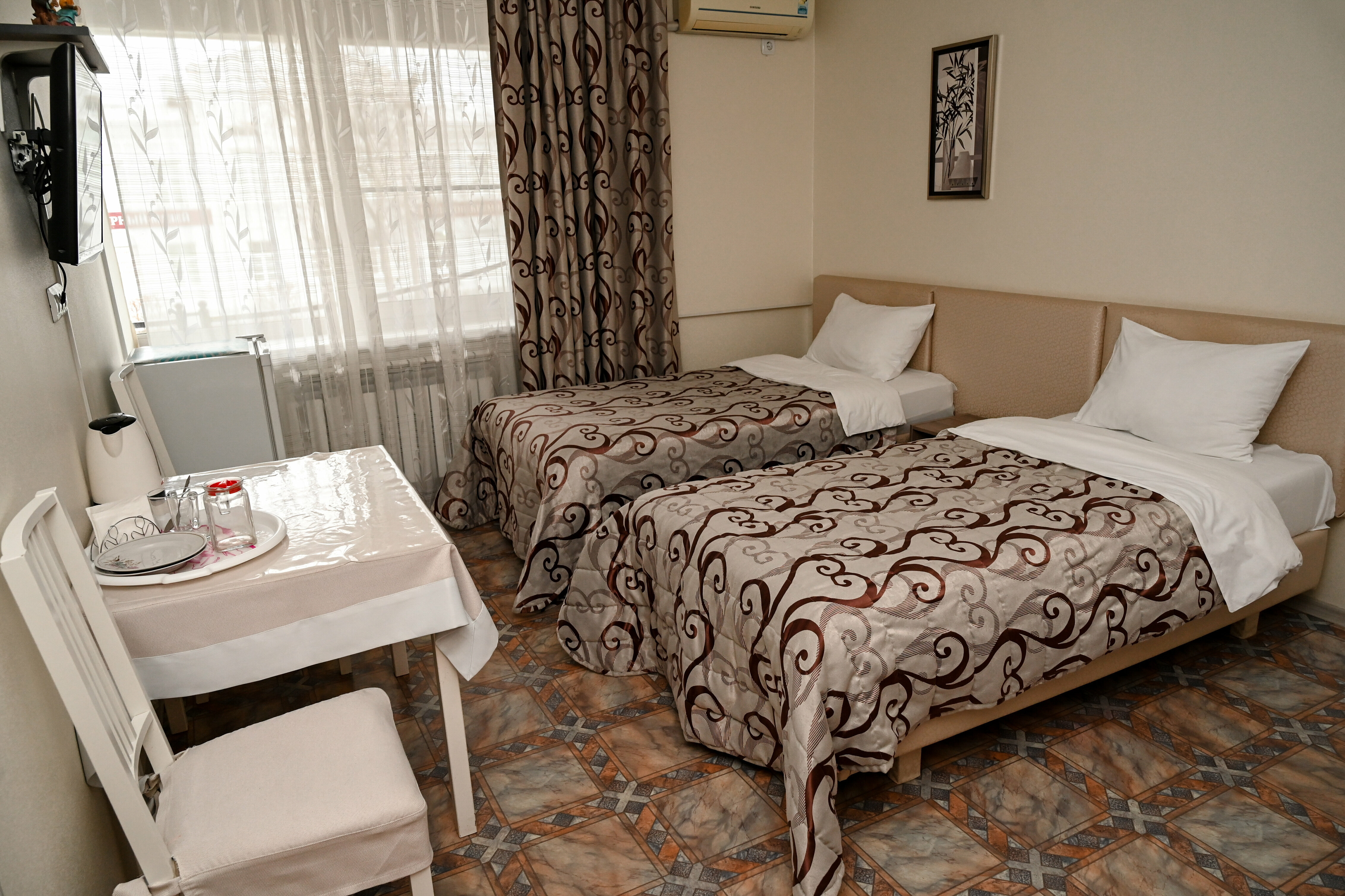 Небольшой двухместный номер с 2 отдельными кроватями