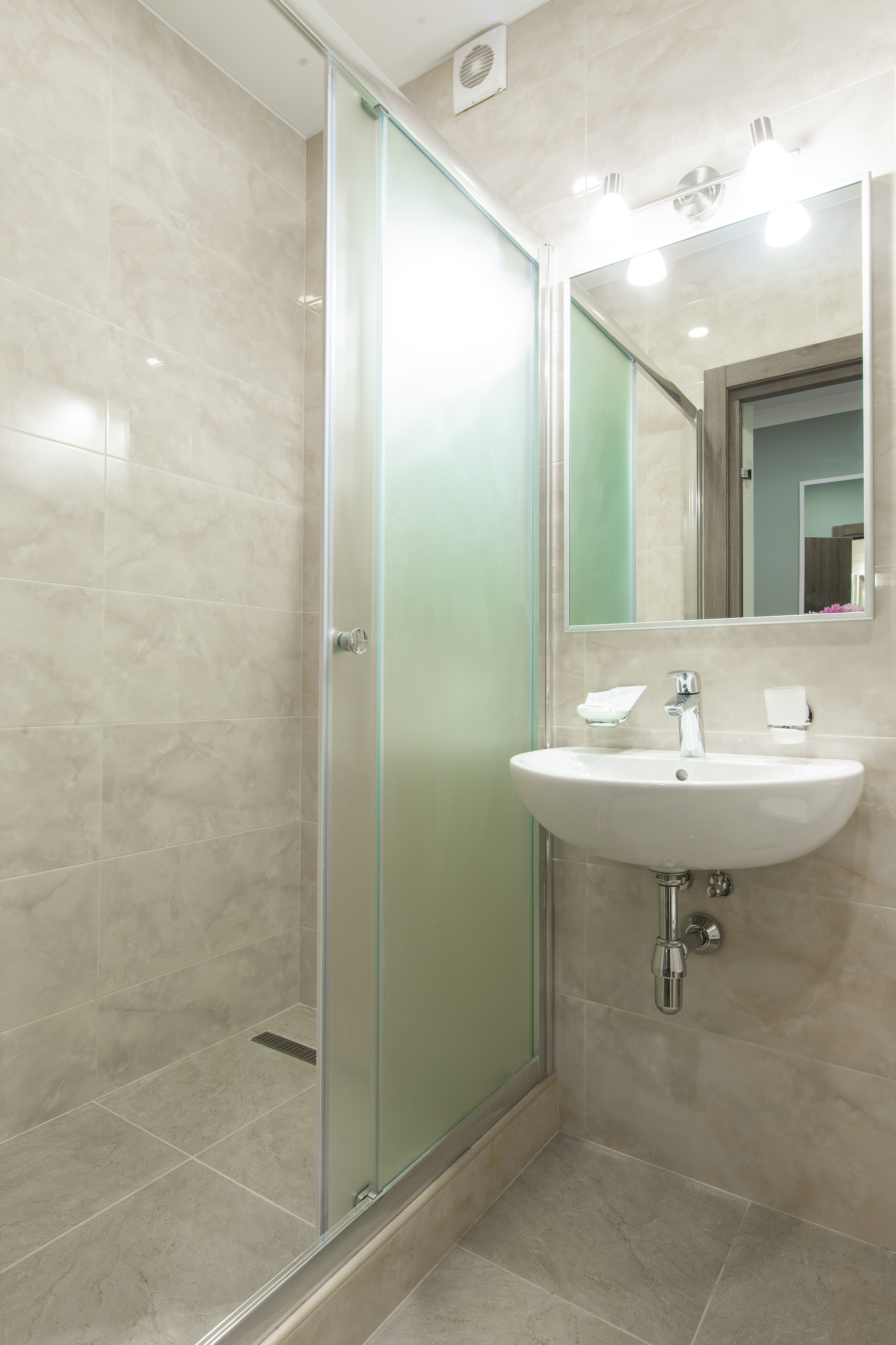 Просторный двухместный номер с 2 отдельными кроватями