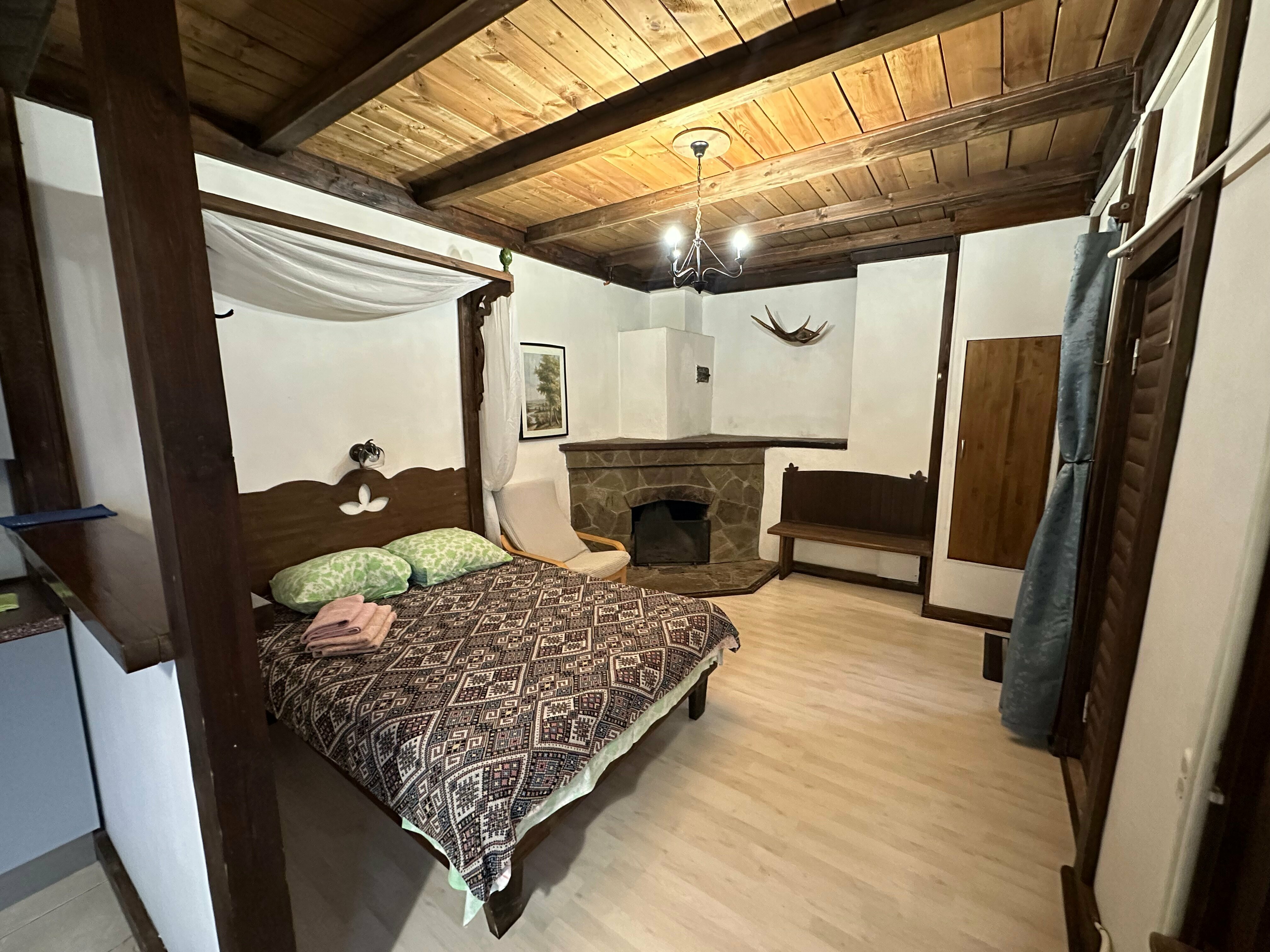 Двухместный номер с двуспальной кроватью и дополнительной кроватью