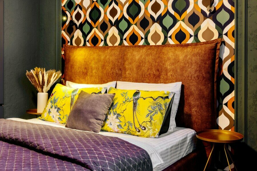 При брони на 2х чел.включена кровать.Если 2м гостям необходимо два раздельных спальных места,доплата 500 руб.3-4 гостя-кровать и диван(всего 2 двуспал.одеяла).Доп.одеял нет.