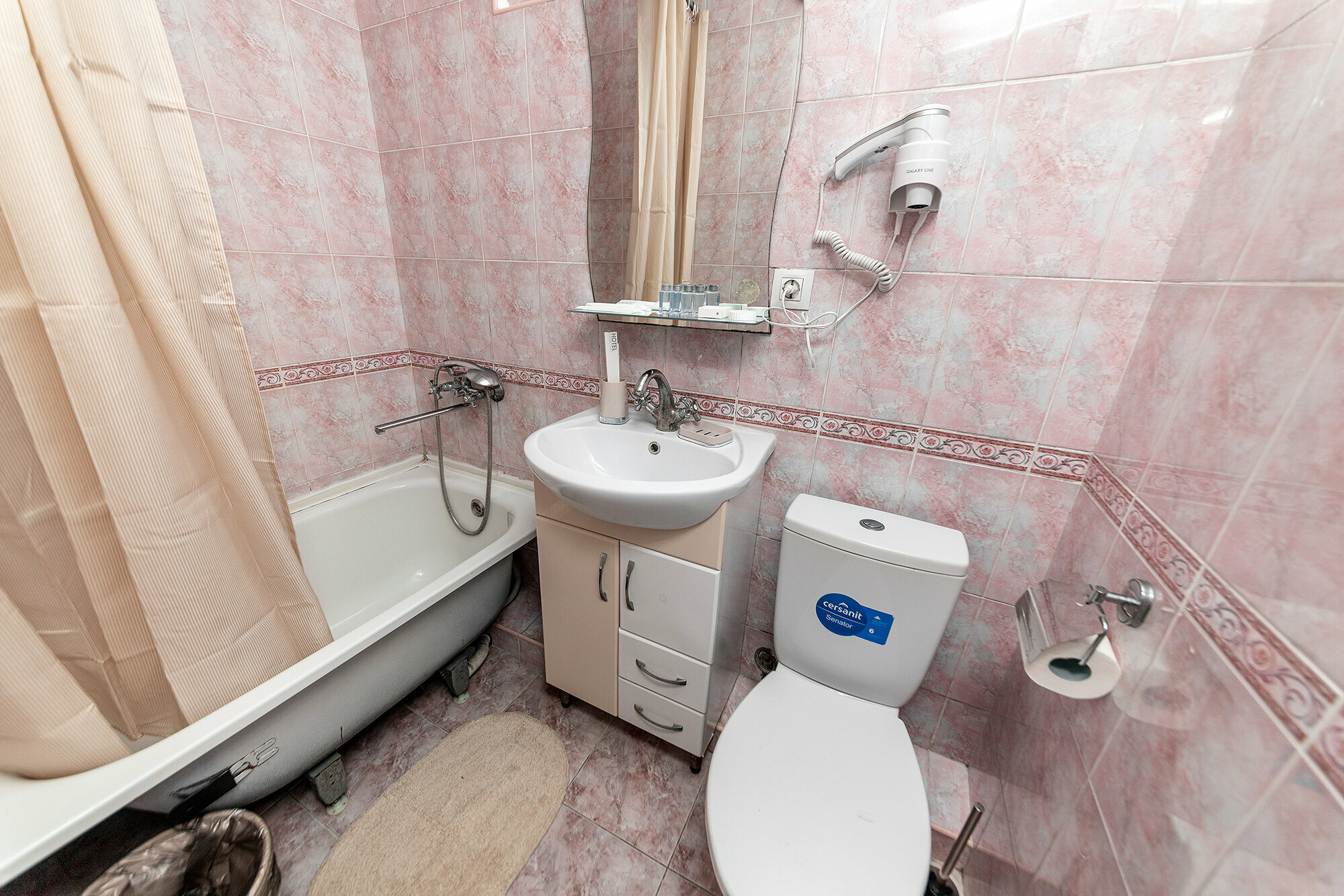 Двухместный Стандартный номер с двумя раздельными кроватями и санузлом