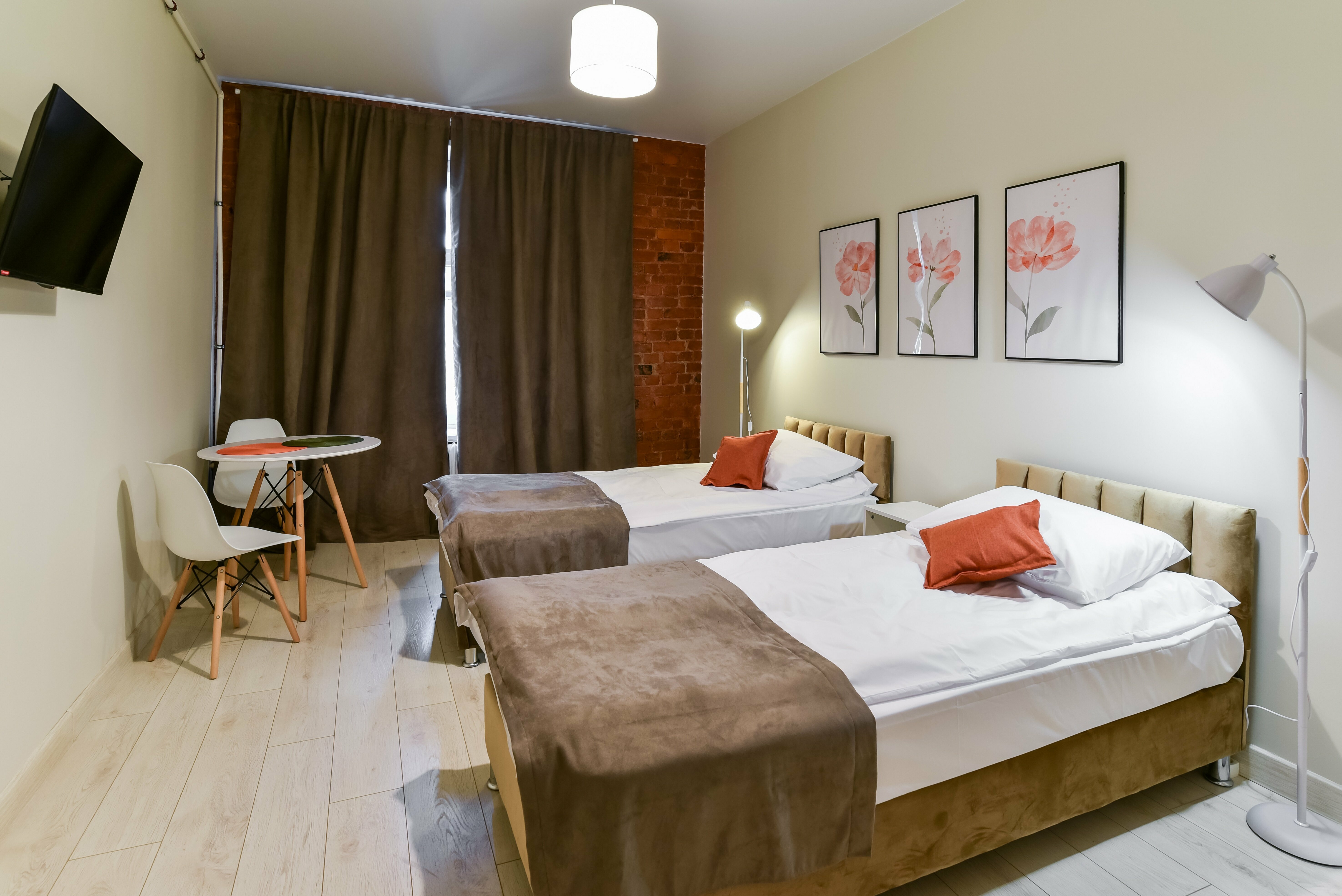 Двухместный номер с 2 отдельными кроватями и общей ванной комнатой