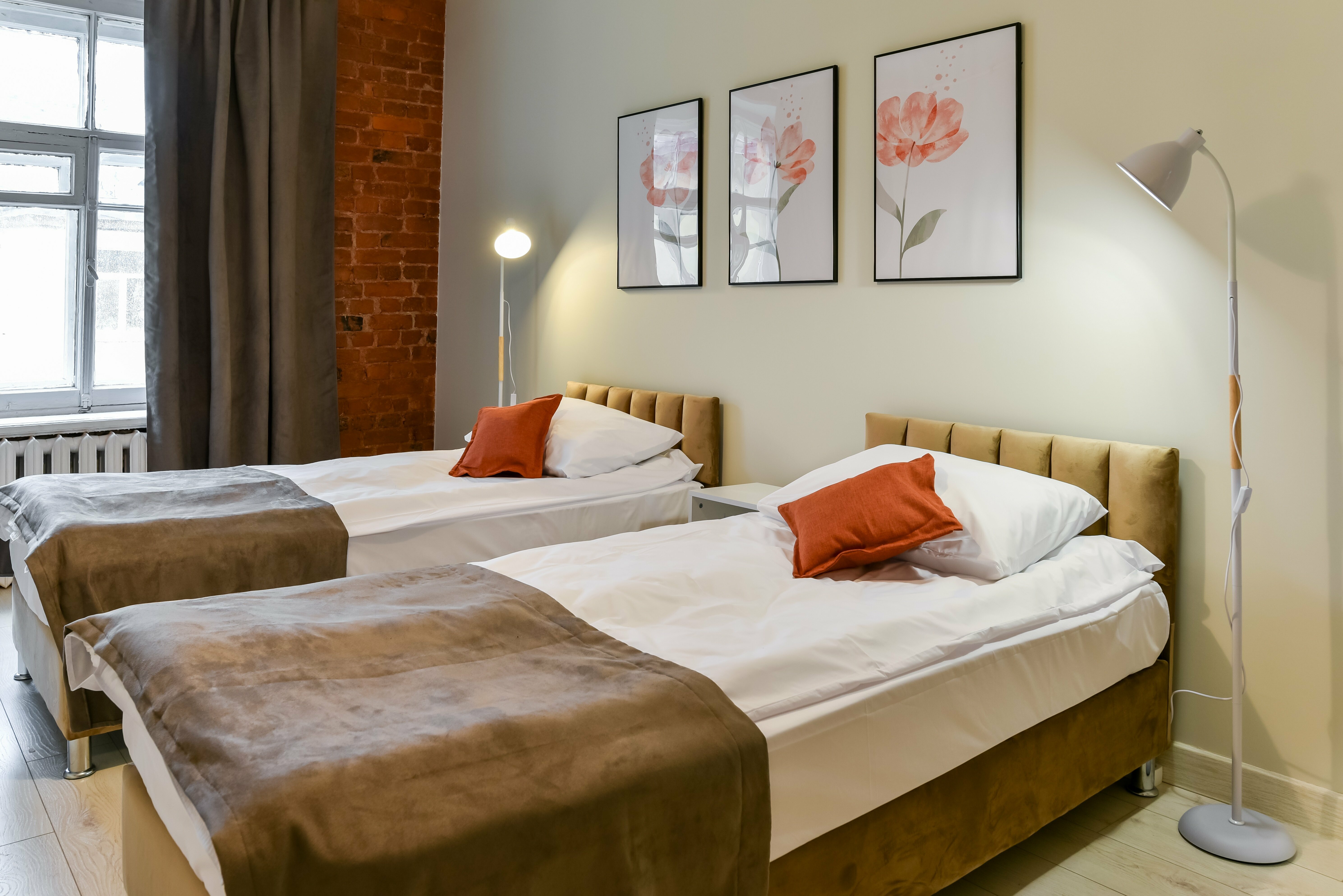 Двухместный номер с 2 отдельными кроватями и общей ванной комнатой