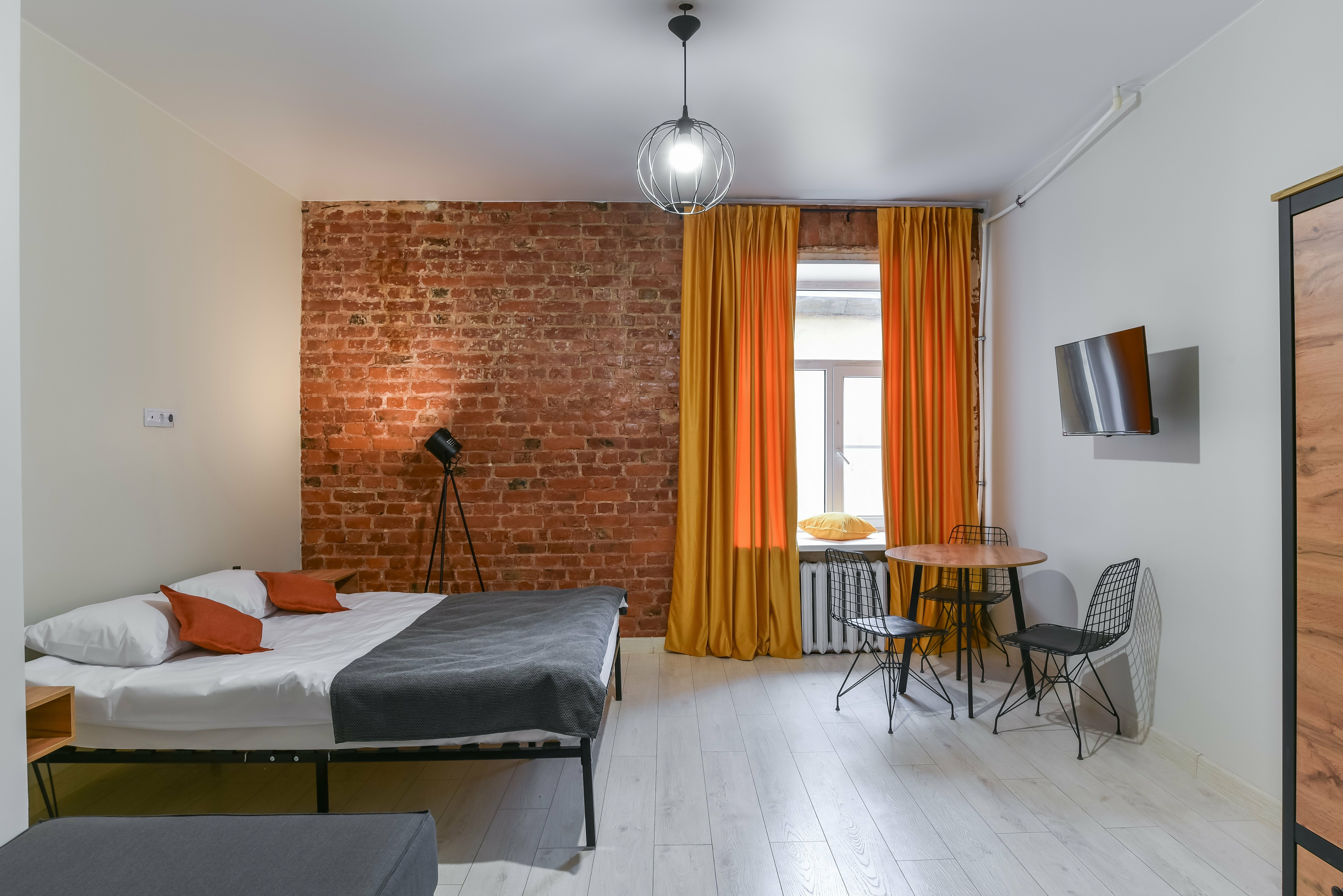 Семейный номер с двуспальной кроватью и диваном с общей ванной комнатой (макс 3 чел.)