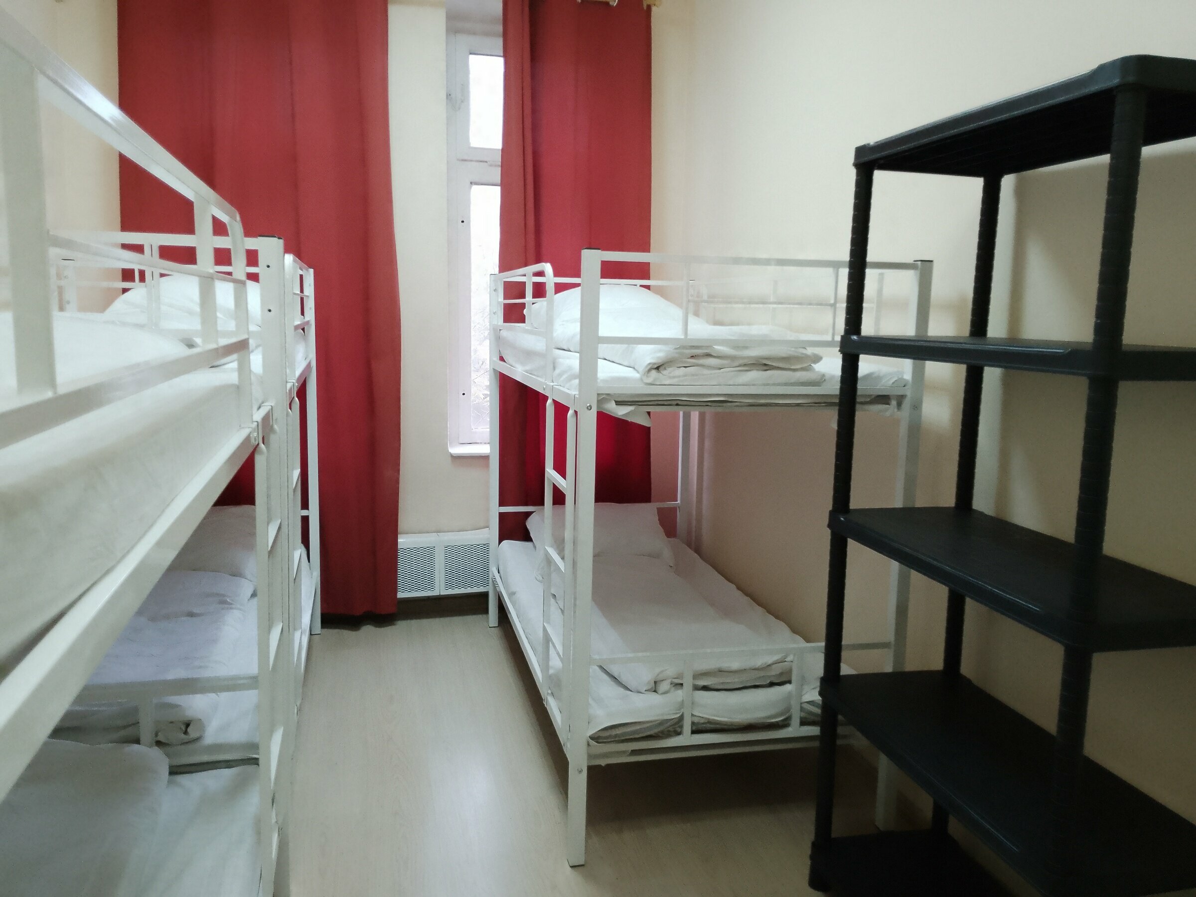 Кровать в общем 6-местном номере для мужчин и женщин