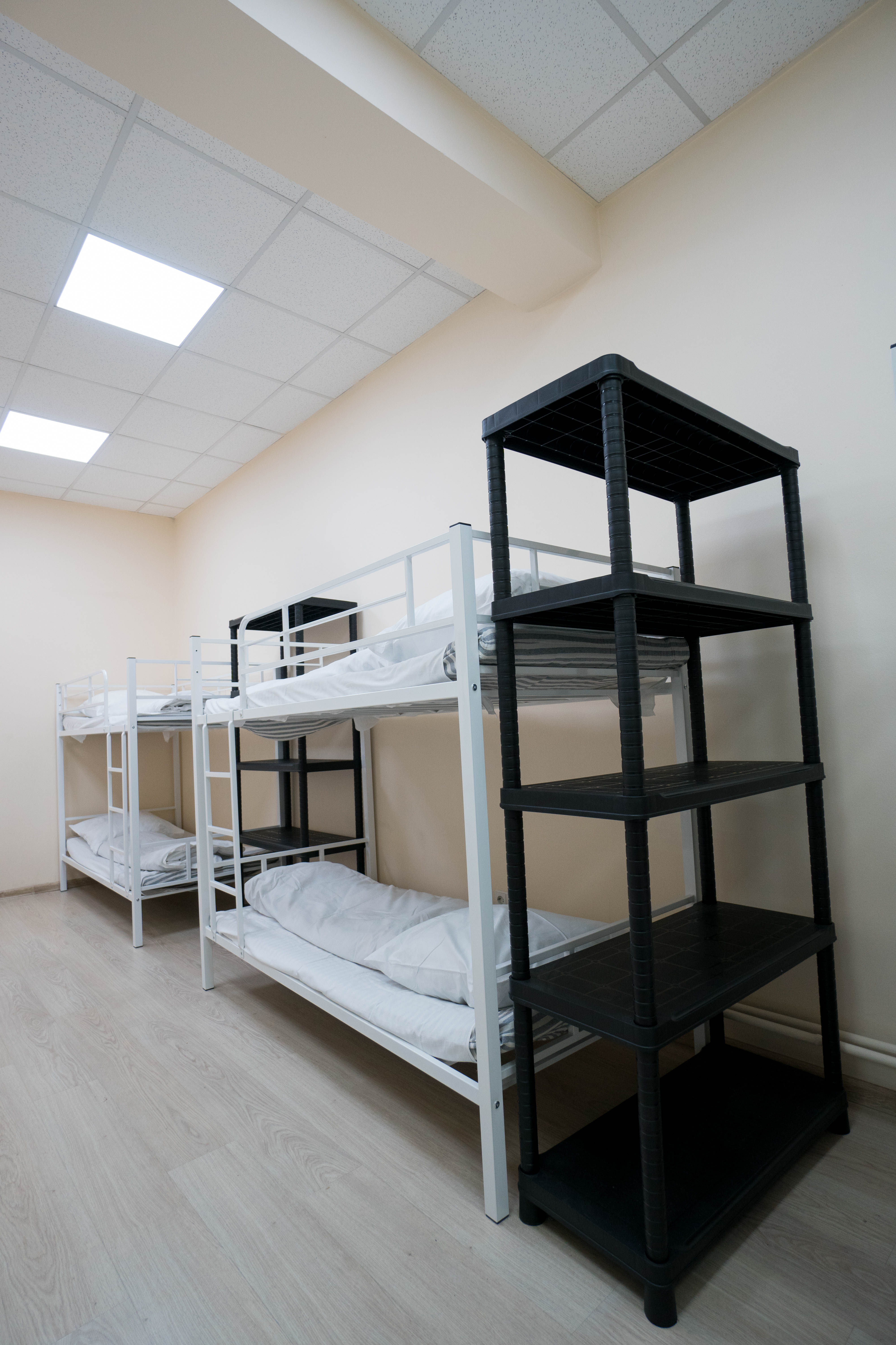 Спальное место на двухъярусной кровати в общем номере для женщин